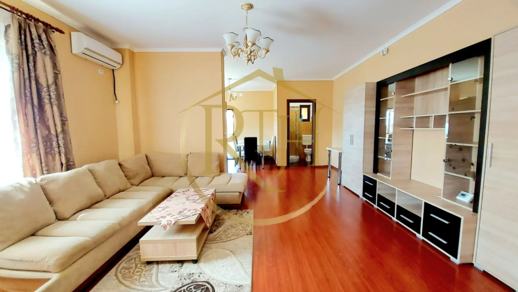 Oferim spre inchiriere casa-duplex,4 camere,Dumbravita aproape de Lidl - Vă propunem spre închiriere o locuință tip duplex, amplasată într-o zonă deosebit de avantajoasă din Dumbrăvița, pe o stradă asfaltată, la doar câțiva pași de Lidl și cu acces rapid către principalele artere ale orașului. Proprietatea se remarcă prin compartimentarea eficientă, spațiile generoase și amenajarea modernă, oferind confortul necesar unei familii.

Parterul este conceput pentru a asigura o zonă de zi luminoasă și primitoare, fiind compus din hol de acces, living open-space cu bucătărie complet utilată și ieșire directă pe terasa acoperită, un dormitor cu pat matrimonial și o baie dotată cu cabină de duș.
Etajul găzduiește două dormitoare spațioase, dintre care unul beneficiază de balcon propriu, o baie echipată cu cadă și mașină de spălat, precum și un dressing generos, ideal pentru organizare.
Locuința este complet mobilată și utilată cu electrocasnice moderne: frigider, aragaz, hotă, mașină de spălat rufe, precum și trei aparate de aer condiționat pentru confort termic optim pe tot parcursul anului. Încălzirea se realizează prin centrală termică pe gaz și calorifere.
Exteriorul este amenajat cu gazon prevăzut cu sistem de irigare automatizat, pomi fructiferi, terasă acoperită, zonă pentru grătar și spațiu de depozitare – un cadru perfect pentru relaxare și activități în aer liber.

Se închiriază exclusiv unei familii sau unui grup de maximum patru persoane, cu mențiunea că nu sunt acceptate animalele de companie. 
Pentru vizionare online, accesați linkul: https://youtu.be/3aoP7TwFYHw?feature=shared .

Preț chirie: 850 euro/lună
Garanție: 850 euro
Se percepe comision agentie .
Proprietatea este reprezentată în exclusivitate de RealTimHouse.ro – Un pas spre un loc doar al tău!