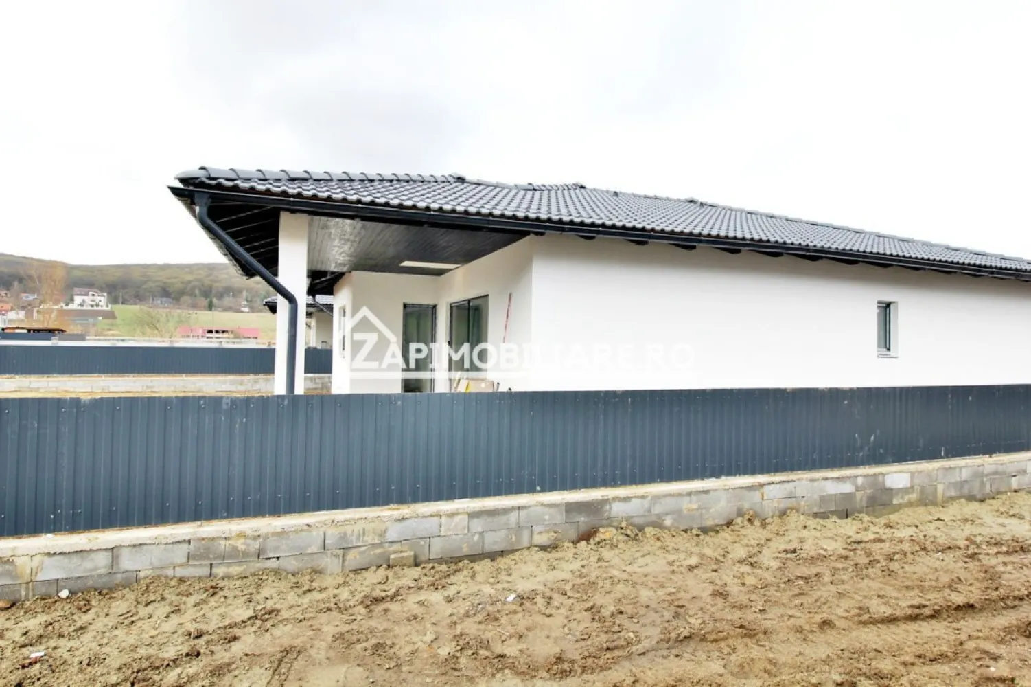 Casă la cheie pe 1 nivel 4cam. 2 bai,1 dresing 650 mp. teren
