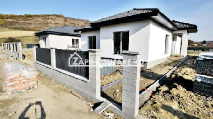 Casă la cheie pe 1 nivel 4cam. 2 bai,1 dresing 650 mp. teren