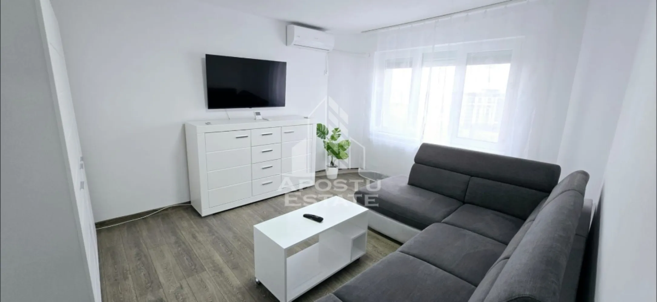 Apartament 1 camera, de inchiriat, zona Centrala, Timisoara - Agentia imobiliara APOSTU ESTATE va propune spre inchiriere un apartament cu 1 camera, spatios si luminos, situat in zona Centrala, o zona linistita si bine pozitionata din Timisoara, potrivit pentru cupluri sau studenti care isi doresc o locuinta unde sa se simta confortabil si cu acces facil catre scoli, statii de autobuz, supermarketuri , magazine de zona, parcuri.

Suprafata utila: 40 mp
Compartimentare eficienta:
-Hol de acces generos
-Bucatarie complet mobilata si utilata, cu loc de luat masa
-Living luminos si spatios
-Baie prevazuta cu cada

Confort si facilitati:
-Incalzirea apartamentului: centrala proprie
-Încălzirea prin calorifere
-Apartamentul este complet mobilat si utilat
-Nu se accepta animale de companie de catre proprietar

Localizare:
-Timis,Timisoara, zona Centrala – acces facil spre magazine, supermarketuri, scoli, parcuri si mijloace de transport in comun.

Ideal pentru:
-Cupluri
-Studenti

Disponibilitate: 6.07.2026
Pret chirie lunara: 400 Euro
Programeaza o vizionare pentru a-ti putea imagina viitorul aici!
ID intern: CP3162057