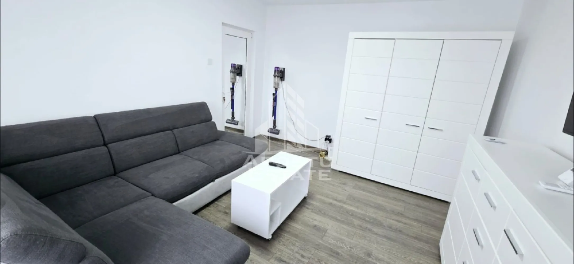 Apartament 1 camera, de inchiriat, zona Centrala, Timisoara - Agentia imobiliara APOSTU ESTATE va propune spre inchiriere un apartament cu 1 camera, spatios si luminos, situat in zona Centrala, o zona linistita si bine pozitionata din Timisoara, potrivit pentru cupluri sau studenti care isi doresc o locuinta unde sa se simta confortabil si cu acces facil catre scoli, statii de autobuz, supermarketuri , magazine de zona, parcuri.

Suprafata utila: 40 mp
Compartimentare eficienta:
-Hol de acces generos
-Bucatarie complet mobilata si utilata, cu loc de luat masa
-Living luminos si spatios
-Baie prevazuta cu cada

Confort si facilitati:
-Incalzirea apartamentului: centrala proprie
-Încălzirea prin calorifere
-Apartamentul este complet mobilat si utilat
-Nu se accepta animale de companie de catre proprietar

Localizare:
-Timis,Timisoara, zona Centrala – acces facil spre magazine, supermarketuri, scoli, parcuri si mijloace de transport in comun.

Ideal pentru:
-Cupluri
-Studenti

Disponibilitate: 6.07.2026
Pret chirie lunara: 400 Euro
Programeaza o vizionare pentru a-ti putea imagina viitorul aici!
ID intern: CP3162057