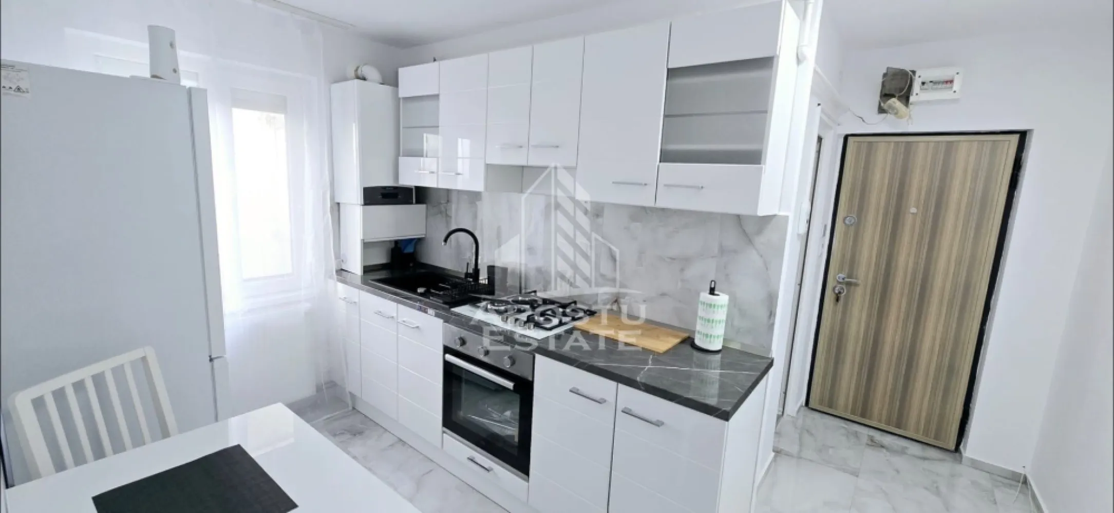 Apartament 1 camera, de inchiriat, zona Centrala, Timisoara - Agentia imobiliara APOSTU ESTATE va propune spre inchiriere un apartament cu 1 camera, spatios si luminos, situat in zona Centrala, o zona linistita si bine pozitionata din Timisoara, potrivit pentru cupluri sau studenti care isi doresc o locuinta unde sa se simta confortabil si cu acces facil catre scoli, statii de autobuz, supermarketuri , magazine de zona, parcuri.

Suprafata utila: 40 mp
Compartimentare eficienta:
-Hol de acces generos
-Bucatarie complet mobilata si utilata, cu loc de luat masa
-Living luminos si spatios
-Baie prevazuta cu cada

Confort si facilitati:
-Incalzirea apartamentului: centrala proprie
-Încălzirea prin calorifere
-Apartamentul este complet mobilat si utilat
-Nu se accepta animale de companie de catre proprietar

Localizare:
-Timis,Timisoara, zona Centrala – acces facil spre magazine, supermarketuri, scoli, parcuri si mijloace de transport in comun.

Ideal pentru:
-Cupluri
-Studenti

Disponibilitate: 6.07.2026
Pret chirie lunara: 400 Euro
Programeaza o vizionare pentru a-ti putea imagina viitorul aici!
ID intern: CP3162057