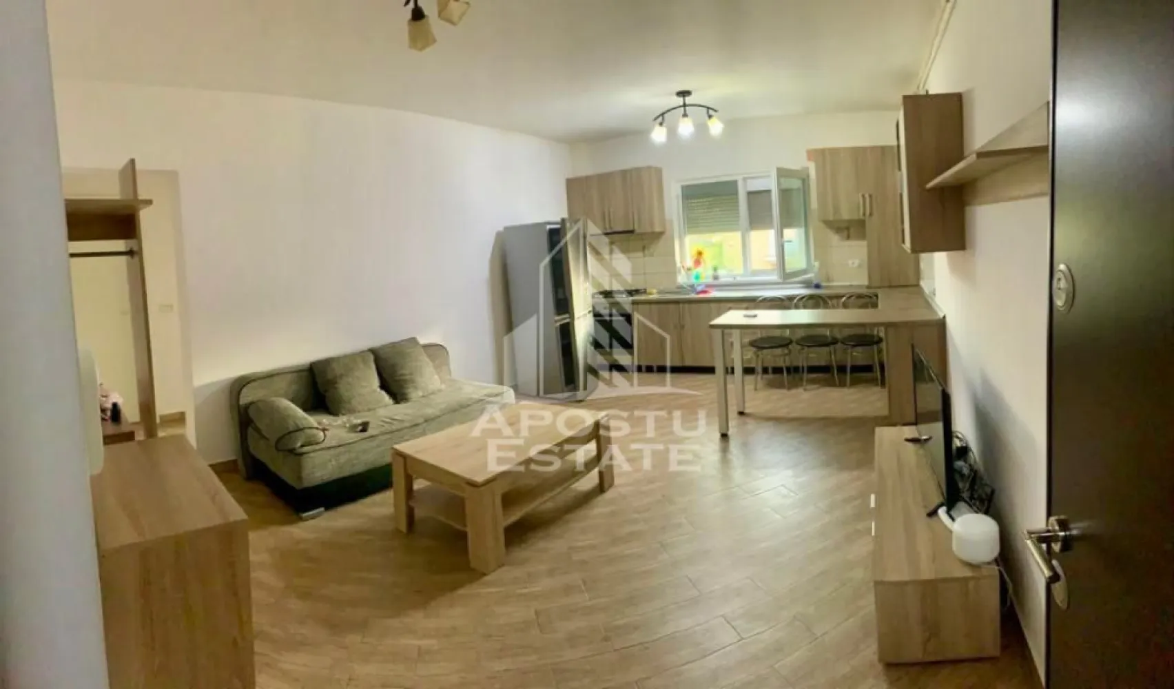 Apartament 3 camere, de inchiriat , Dumbravita , Timis - Agentia imobiliara APOSTU ESTATE va propune spre inchiriere un apartament cu 3 camere, spatios si luminos, situat in Dumbravita , Timis , o zona linistita si bine pozitionata , potrivit pentru cupluri sau familii, care isi doresc o locuinta unde sa se simta confortabil si cu acces facil catre scoli, statii de autobuz, supermarketuri , magazine de zona, parcuri.

Suprafata utila: 53 mp
Compartimentare eficienta:
-Hol de acces generos
-Living open space cu bucataria mobilata si utilata 
-Doua dormitoare mobilate
-Baie prevazuta cu cada

Confort si facilitati:
-Incalzirea apartamentului: centrala proprie ( incalzire in pardoseala) 
-Apartamentul este complet mobilat si utilat
-Loc de parcare inclus in pret
-Se accepta animale de companie de catre proprietar

Localizare:
-Dumbravita , Timis – acces facil spre magazine , scoli, parcuri si mijloace de transport in comun.

Ideal pentru:
-Familii
-Cupluri

Disponibilitate: din 15.07.2026
Pret chirie lunara: 400 euro
 Programeaza o vizionare pentru a-ti putea imagina viitorul aici!
ID intern: CP3162327
