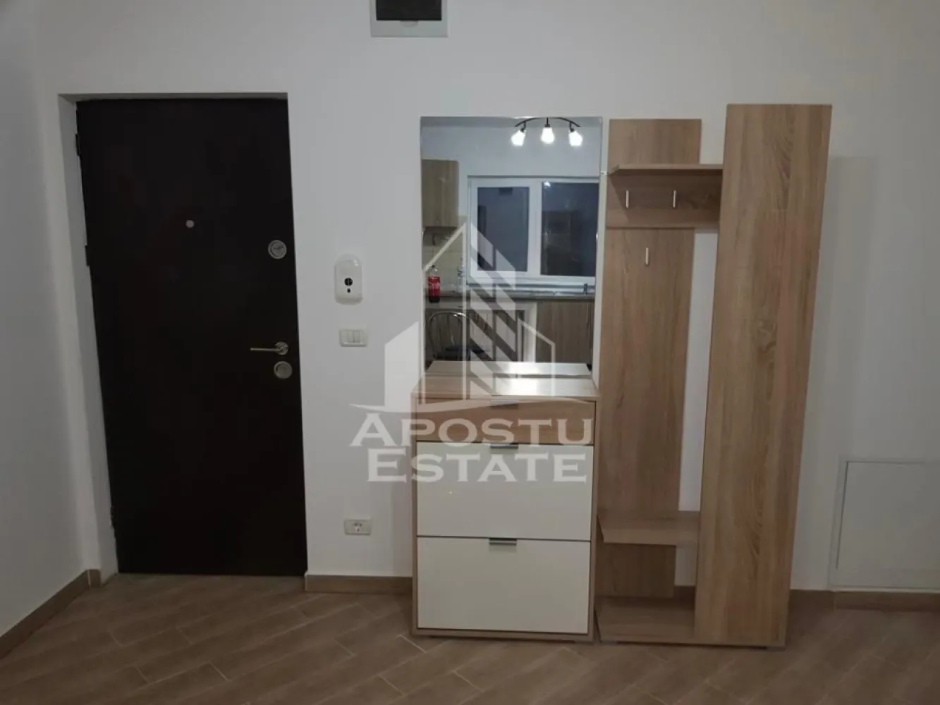 Apartament 3 camere, de inchiriat , Dumbravita , Timis - Agentia imobiliara APOSTU ESTATE va propune spre inchiriere un apartament cu 3 camere, spatios si luminos, situat in Dumbravita , Timis , o zona linistita si bine pozitionata , potrivit pentru cupluri sau familii, care isi doresc o locuinta unde sa se simta confortabil si cu acces facil catre scoli, statii de autobuz, supermarketuri , magazine de zona, parcuri.

Suprafata utila: 53 mp
Compartimentare eficienta:
-Hol de acces generos
-Living open space cu bucataria mobilata si utilata 
-Doua dormitoare mobilate
-Baie prevazuta cu cada

Confort si facilitati:
-Incalzirea apartamentului: centrala proprie ( incalzire in pardoseala) 
-Apartamentul este complet mobilat si utilat
-Loc de parcare inclus in pret
-Se accepta animale de companie de catre proprietar

Localizare:
-Dumbravita , Timis – acces facil spre magazine , scoli, parcuri si mijloace de transport in comun.

Ideal pentru:
-Familii
-Cupluri

Disponibilitate: din 15.07.2026
Pret chirie lunara: 400 euro
 Programeaza o vizionare pentru a-ti putea imagina viitorul aici!
ID intern: CP3162327
