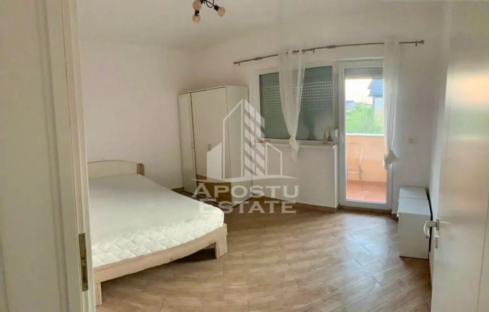 Apartament 3 camere, de inchiriat , Dumbravita , Timis - Agentia imobiliara APOSTU ESTATE va propune spre inchiriere un apartament cu 3 camere, spatios si luminos, situat in Dumbravita , Timis , o zona linistita si bine pozitionata , potrivit pentru cupluri sau familii, care isi doresc o locuinta unde sa se simta confortabil si cu acces facil catre scoli, statii de autobuz, supermarketuri , magazine de zona, parcuri.

Suprafata utila: 53 mp
Compartimentare eficienta:
-Hol de acces generos
-Living open space cu bucataria mobilata si utilata 
-Doua dormitoare mobilate
-Baie prevazuta cu cada

Confort si facilitati:
-Incalzirea apartamentului: centrala proprie ( incalzire in pardoseala) 
-Apartamentul este complet mobilat si utilat
-Loc de parcare inclus in pret
-Se accepta animale de companie de catre proprietar

Localizare:
-Dumbravita , Timis – acces facil spre magazine , scoli, parcuri si mijloace de transport in comun.

Ideal pentru:
-Familii
-Cupluri

Disponibilitate: din 15.07.2026
Pret chirie lunara: 400 euro
 Programeaza o vizionare pentru a-ti putea imagina viitorul aici!
ID intern: CP3162327