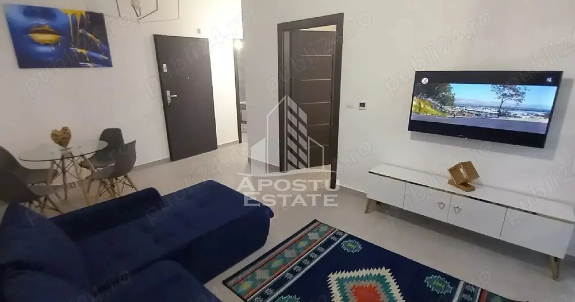 Inchiriez Apartament 2 camere NOU - LUX, Adora Park cu gradina - gradina terasa mare 30mp, la parter, Apartament NOU, 
Apartamentul este situat in cartierul rezidential ADORA PARK in Blocul 5, Zona UTA, Calea Victoriei - Str. Cocorilor Nr. 48, in apropiere de Universitatea Vasile Goldis, Spitalul Judetean, Atrium Mall si AFI Mall.
Apartamentul este amenajat si utilat complet, dotat cu: mobilier nou la comanda:
Dormitor cu pat matrimonial King-size de 180 200 cm, dulap mare, noptiere cu sertare, veioze
Living: masa de sticla cu 4 scaune model scandinav, coltar extensibil, smart TV, comoda TV, covor
Hol:: dulap mare incorporat tip dressing
Baie dotata cu vana
Bucatarie separata cu iesire pe terasa dotata cu: mobila noua la comanda cu inchidere soft-close si electrocasnice noi: cuptor electric, plita din sticla pe gaz, chiuveta de granit, hota de sticla, frigider cu congelator, masina de spalat vase, masina de spalat rufe cu uscator.
Apartamentul este dotat cu video-interfon, centrala pe gaz cu incalzire in pardosea si reglaj temperatura independent cu termostat pe fiecare zona (reglaj individual pe bucatarie, living si dormitor).
Disponibil la zi. inchirez pe termen lung. NU accept cu animale de companie.
Pret chirie lunara 435 euro + garantie 435 euro.