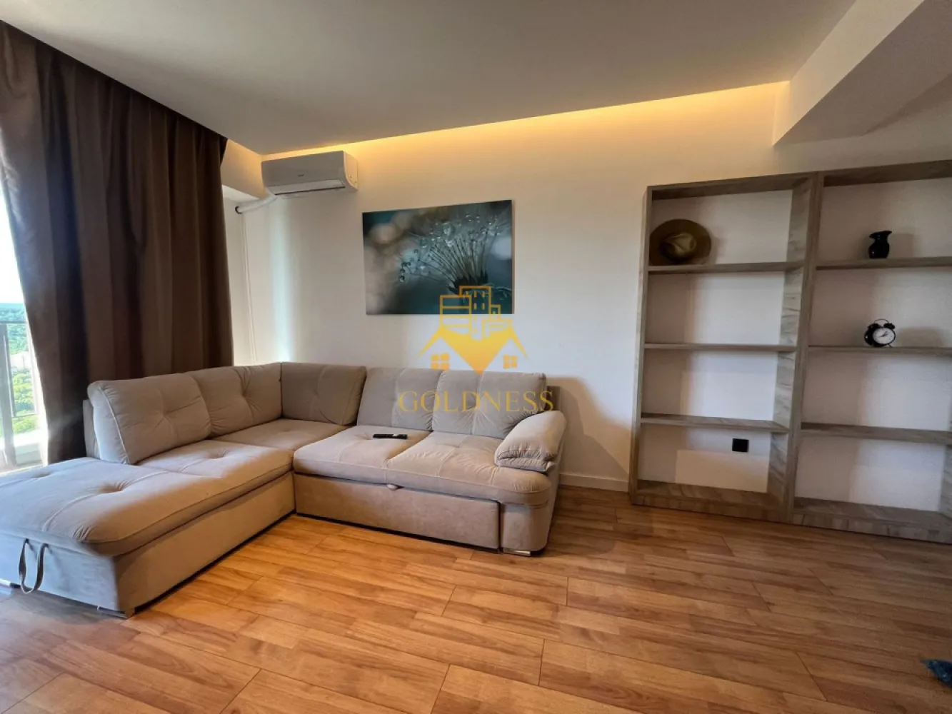 2 camere,parcare, bloc nou, terasa,Manastur, West City, Calea Floresti - GOLDNESS Imobiliare vă propune spre închiriere un apartament cu o camera complet mobilat și utilat, la etajul 18 într-un imobil de 28 etaje, în cartierul Manastur. Apartamentul este compartimentat astfel:
 - living cu bucatarie open-space complet utilată, canapea extensibla, loc de servit masa, pat matrimonial
 - dormitor cu pat matrimonial, spatiu pentru depozitare, noptiere
 - baie cu cabina de dus calorifer port prosop inox și dulap pentru depozitare.
 - terasa de 7 mp.
 
Imobilul este dotat cu toate cele necesare- centrală proprie, mașină de spălat haine, frigider, plită electrică, hotă, etc. 
Se află în apropierea stațiilor de transport în comun, magazine, restaurante, spații verzi, farmacii, etc. 
Se poate inchiria parcare subterana cu 50 euro!

Dacă sunteți interesați de acest apartament și doriți să îl vizionați, dar și pentru alte oferte sau detalii nu ezitați să ne contactați telefonic sau prin e-mail - goldnessimobiliare@gmail.com. Vă stăm la dispoziție!
Pentru intermediere se percepe un comision de 50% din prețul chiriei!