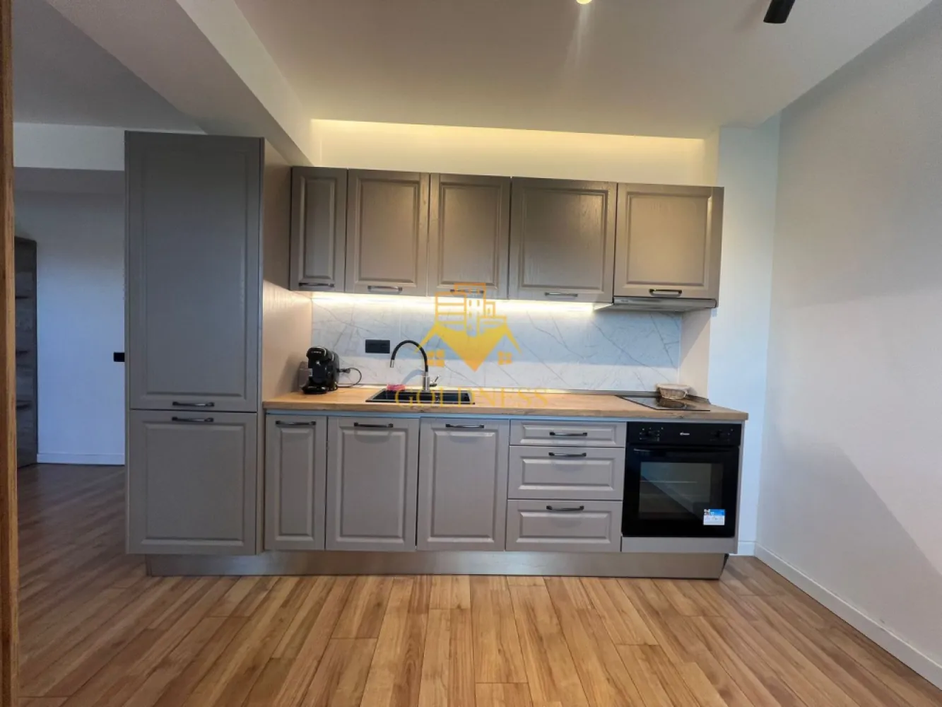 2 camere,parcare, bloc nou, terasa,Manastur, West City, Calea Floresti - GOLDNESS Imobiliare vă propune spre închiriere un apartament cu o camera complet mobilat și utilat, la etajul 18 într-un imobil de 28 etaje, în cartierul Manastur. Apartamentul este compartimentat astfel:
 - living cu bucatarie open-space complet utilată, canapea extensibla, loc de servit masa, pat matrimonial
 - dormitor cu pat matrimonial, spatiu pentru depozitare, noptiere
 - baie cu cabina de dus calorifer port prosop inox și dulap pentru depozitare.
 - terasa de 7 mp.
 
Imobilul este dotat cu toate cele necesare- centrală proprie, mașină de spălat haine, frigider, plită electrică, hotă, etc. 
Se află în apropierea stațiilor de transport în comun, magazine, restaurante, spații verzi, farmacii, etc. 
Se poate inchiria parcare subterana cu 50 euro!

Dacă sunteți interesați de acest apartament și doriți să îl vizionați, dar și pentru alte oferte sau detalii nu ezitați să ne contactați telefonic sau prin e-mail - goldnessimobiliare@gmail.com. Vă stăm la dispoziție!
Pentru intermediere se percepe un comision de 50% din prețul chiriei!