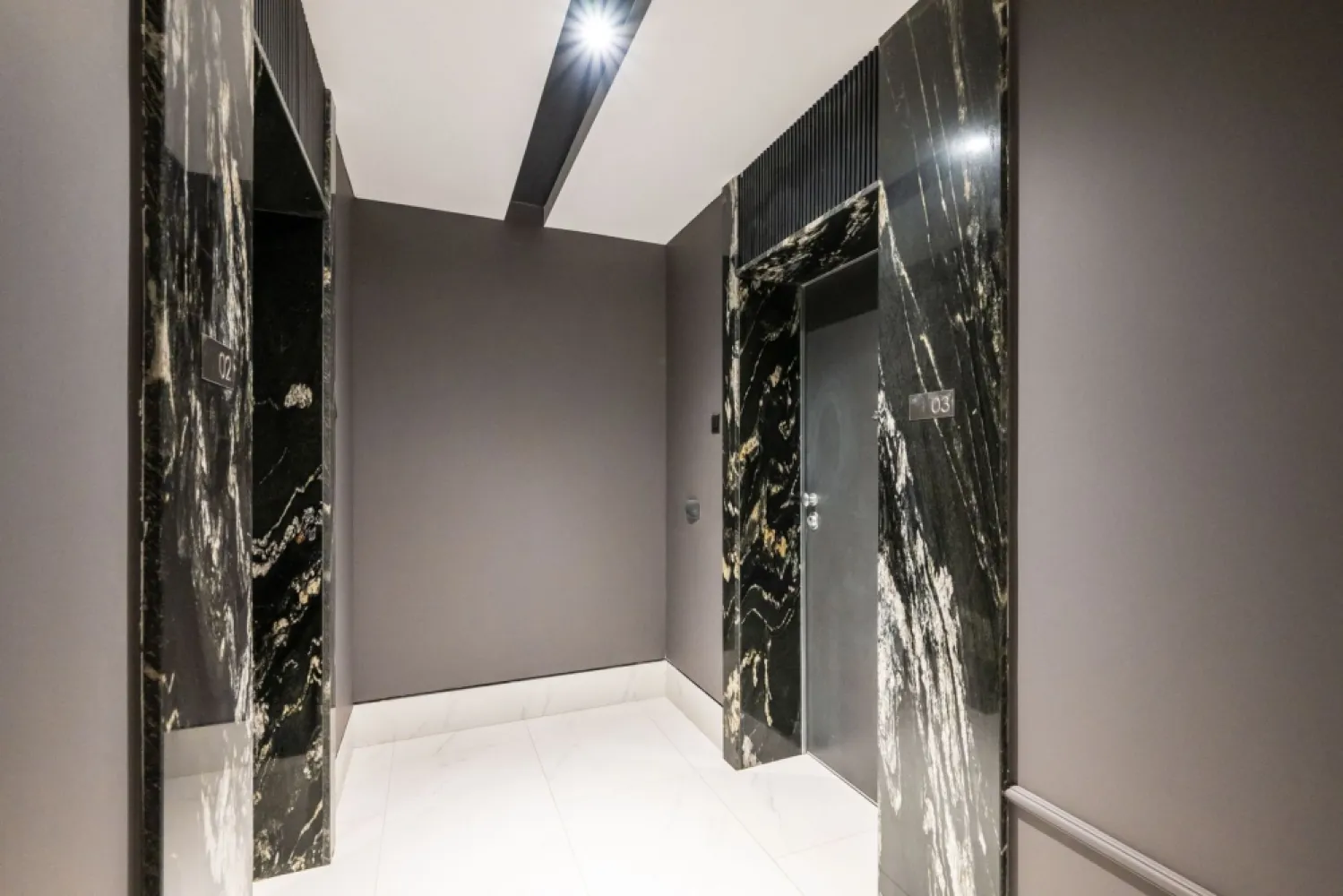 [VIDEO] IANCU NICOLAE | CURTE 84 mp | PISCINA [+21% TVA] ULTRA LUX - ✅Pentru o perspectiva mai buna asupra imobilului, va invitam sa vizionati Video-ul de prezentare✅

New Place Real Estate Company va propune spre vanzare un apartament spatios si inteligent compartimentat, situat intr un Ansamblu Rezidential din zona de nord a Capitalei, intr-o oaza de liniste, cu aer curat si acces facil catre toate punctele de interes. Situat in zona Erou Iancu Nicolae, Ansamblul este plin de rafinament fiind locul ideal in care vei beneficia de intimitatea necesara de fiecare data cand pasesti acasa si unde vei gasi o comunitate formata din locatari care impartasesc aceleasi valori cu tine.

Ansamblul are o arhitectura moderna, este format din cladiri cu regim de inaltime mica (P+2+3R+4R), fiind este construit pe un lot de 8,000 mp de teren, amprenta constructiei avand doar 3,000 mp, parcarile fiind prevazute doar la subteran, avand curti interioare cu spatii verzi generoase care includ o piscina si loc de joaca pentru copii.

Apartamentul se afla situat la Parter si are o curte cu suprafata de 84.00 mp si o suprafata utila totala de 97.10 mp, suprafata desfasurata fiind impartita astfel: living cu suprafata de 23.70 mp, bucatarie semideschisa cu suprafata de 7.10 mp, dormitor matrimonial cu suprafata de 18.80 mp cu o baie proprie cu suprafata de 4.00 mp, 2 dormitoare secundare cu suprafete de 14.40 mp respectiv 13.10 mp, grup sanitar cu suprafata de 3.50 mp si hol cu suprafata de 12.50 mp.

Sepaprat se poate achizitiona si un loc de parcare situat la subteranul imobilului la pretul de 25,000 Eur+TVA.

Finisajele de top si facilitatile exclusive completeaza calitatea constructiei, oferind un confort sporit rezidentilor ansamblului:
- Piscina exterioara
- Loc de joaca pentru copii
- Spatii pietonale largi si pline de verdeata
- Centrala de imobil
- Video interfon
- Locatie ideala
- Branduri de top atat pentru finisaje cat si pentru materialele de constructie

Pentru mai multe detalii sau pentru a programa o vizionare, nu ezitati sa ne contactati.

Aceasta oferta apartine New Place Real Estate Company.