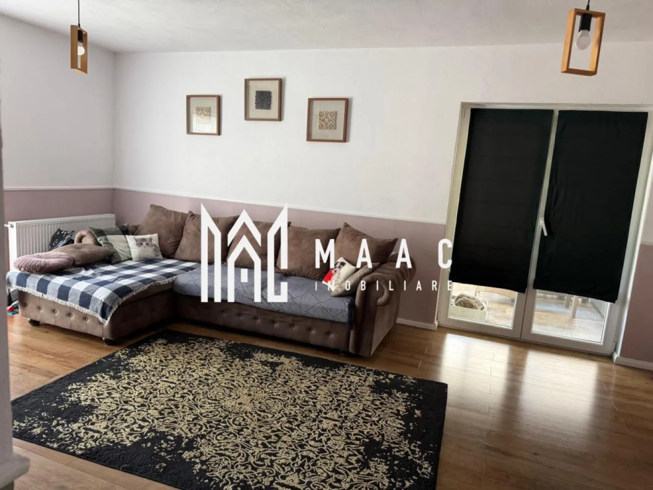 Casă tip duplex | 109 mpu | Bavaria Park Sibiu - MAAC Imobiliare vă propune spre vânzare o casă modernă tip duplex situată în cartierul Bavaria din Sibiu, într-o zonă exclusivistă de case, liniștită, cu acces restricționat, ideală pentru cei care își doresc intimitate, confort și siguranță.

Imobilul are o suprafață utilă de 109 mp, se vinde mobilat și utilat complet și este dispus pe două niveluri, oferind o compartimentare practică și funcțională.

Compartimentare:

Parter:
-hol de acces
-bucătărie
-baie cu geam pentru aerisire naturală
-living spațios
-spațiu de depozitare tip dressing
-terasă generoasă

Etaj:
-3 dormitoare
-baie cu cadă
-dressing la unul dintre dormitoare
-balcon
-hol
-acces la pod

Proprietatea beneficiază de o grădină de aproximativ 150 mp, frumos amenajată, potrivită pentru relaxare și activități în aer liber. Un avantaj important îl reprezintă priveliștea spectaculoasă spre Munții Făgăraș, precum și amplasarea pe o stradă liniștită, cu trafic redus și puține proprietăți în vecinătate.

Cartierul Bavaria este apreciat pentru cadrul natural și proximitatea față de Sibiu, oferind un echilibru între viața urbană și liniștea unei zone rezidențiale premium.

Pentru mai multe detalii și programarea unei vizionări vă rugăm să menționați la telefon numărul CP2893059.