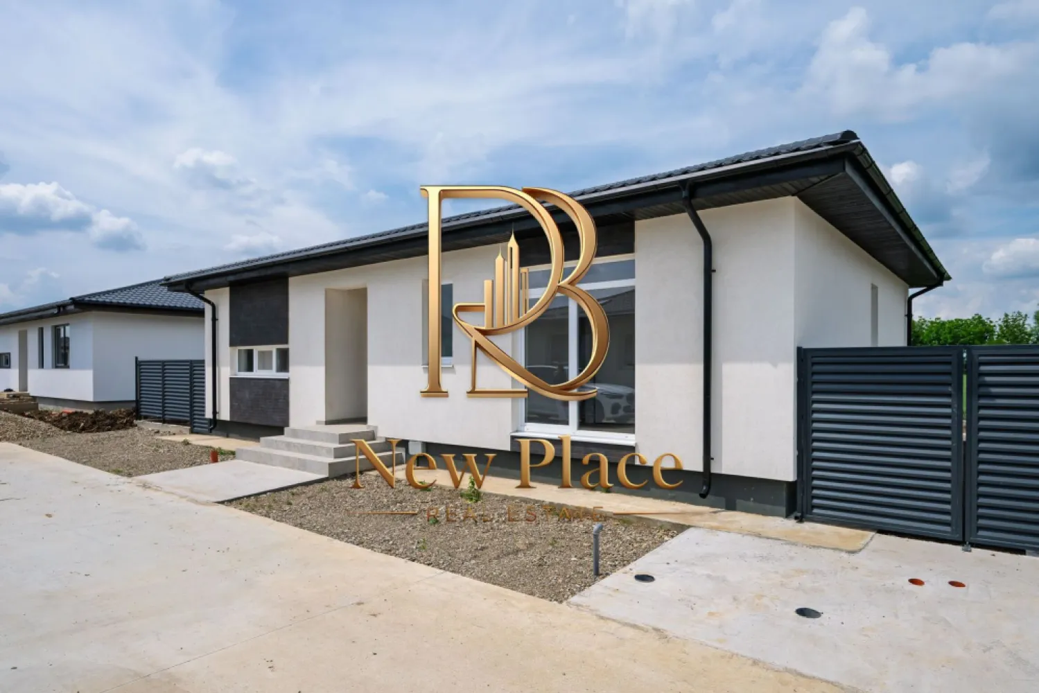 Casa individuala | 338 mp teren | Pompa caldura+Fosa+Put [+21% TVA] - New Place Real Estate Company va propune spre vanzare un imobil situat in Dimieni-Tunari, compus din Parter si Pod.

Imobilul este situat intr o zona rezidentiala, retrasa de la agitatia si traficul arterelor principale.

Imobilul are la Parter o suprafata utila totala de 118.30 mp si este compartimentat astfel: Living cu Bucatarie open space de 34.10 mp, 3 Dormitoare de 19.20 mp, 13.30 mp si respectiv 12.30 mp, o Baie de 3.70 mp, un Grup sanitar de 3.50 mp, Hol de 11.40 mp si o Terasa de 17.60 mp. Podul are o suprafata de 12 mp si poate fi folosit ca o zona de depozitare.

Imobilul se vinde nemobilat, asa cum se observa in pozele de prezentare.

Finisajele de top completeaza calitatea constructiei, oferind imobilului un confort sporit:
- Pompa de caldura Midea 10 kw
- Put propriu cu hidrofor
- Fosa septica ecologica cu dren si tratarea apei
- Alimentare cu energie electrica 380V cu 15 kw putere
- Incalzire in pardoseala pe placa cu nuturi si distribuitor Romstal
- Polistiren etrudat sub placa de pardoseala de 5 cm grosime
- Termoizolatie cu polistiren de 15 cm
- Baile sunt dotate cu obiecte sanitare, baterii & accesorii de baie
- Curte amenajata cu rulouri de gazon, irigare cu automatizare si senzor de ploaie.

Terenul pe care este amplasat Imobilul are o suprafata de 338 mp (20.53ml * 16.64 ml).

Pentru mai multe detalii, nu ezitati sa ne contactati.

Aceasta oferta apartine New Place Real Estate Company.