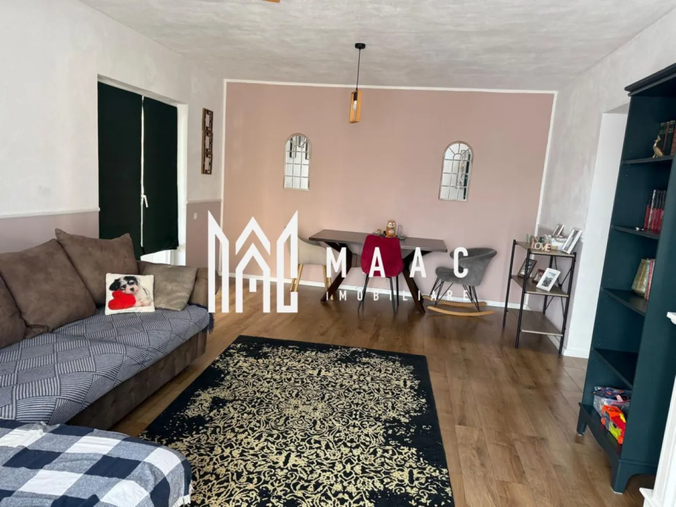 Casă tip duplex | 109 mpu | Bavaria Park Sibiu - MAAC Imobiliare vă propune spre vânzare o casă modernă tip duplex situată în cartierul Bavaria din Sibiu, într-o zonă exclusivistă de case, liniștită, cu acces restricționat, ideală pentru cei care își doresc intimitate, confort și siguranță.

Imobilul are o suprafață utilă de 109 mp, se vinde mobilat și utilat complet și este dispus pe două niveluri, oferind o compartimentare practică și funcțională.

Compartimentare:

Parter:
-hol de acces
-bucătărie
-baie cu geam pentru aerisire naturală
-living spațios
-spațiu de depozitare tip dressing
-terasă generoasă

Etaj:
-3 dormitoare
-baie cu cadă
-dressing la unul dintre dormitoare
-balcon
-hol
-acces la pod

Proprietatea beneficiază de o grădină de aproximativ 150 mp, frumos amenajată, potrivită pentru relaxare și activități în aer liber. Un avantaj important îl reprezintă priveliștea spectaculoasă spre Munții Făgăraș, precum și amplasarea pe o stradă liniștită, cu trafic redus și puține proprietăți în vecinătate.

Cartierul Bavaria este apreciat pentru cadrul natural și proximitatea față de Sibiu, oferind un echilibru între viața urbană și liniștea unei zone rezidențiale premium.

Pentru mai multe detalii și programarea unei vizionări vă rugăm să menționați la telefon numărul CP2893059.