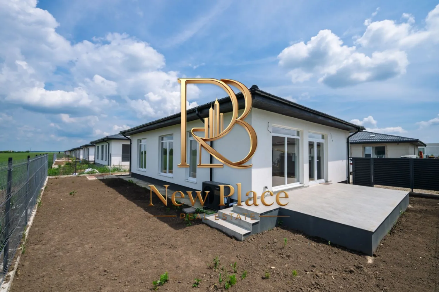 Casa individuala | 338 mp teren | Pompa caldura+Fosa+Put [+21% TVA] - New Place Real Estate Company va propune spre vanzare un imobil situat in Dimieni-Tunari, compus din Parter si Pod.

Imobilul este situat intr o zona rezidentiala, retrasa de la agitatia si traficul arterelor principale.

Imobilul are la Parter o suprafata utila totala de 118.30 mp si este compartimentat astfel: Living cu Bucatarie open space de 34.10 mp, 3 Dormitoare de 19.20 mp, 13.30 mp si respectiv 12.30 mp, o Baie de 3.70 mp, un Grup sanitar de 3.50 mp, Hol de 11.40 mp si o Terasa de 17.60 mp. Podul are o suprafata de 12 mp si poate fi folosit ca o zona de depozitare.

Imobilul se vinde nemobilat, asa cum se observa in pozele de prezentare.

Finisajele de top completeaza calitatea constructiei, oferind imobilului un confort sporit:
- Pompa de caldura Midea 10 kw
- Put propriu cu hidrofor
- Fosa septica ecologica cu dren si tratarea apei
- Alimentare cu energie electrica 380V cu 15 kw putere
- Incalzire in pardoseala pe placa cu nuturi si distribuitor Romstal
- Polistiren etrudat sub placa de pardoseala de 5 cm grosime
- Termoizolatie cu polistiren de 15 cm
- Baile sunt dotate cu obiecte sanitare, baterii & accesorii de baie
- Curte amenajata cu rulouri de gazon, irigare cu automatizare si senzor de ploaie.

Terenul pe care este amplasat Imobilul are o suprafata de 338 mp (20.53ml * 16.64 ml).

Pentru mai multe detalii, nu ezitati sa ne contactati.

Aceasta oferta apartine New Place Real Estate Company.