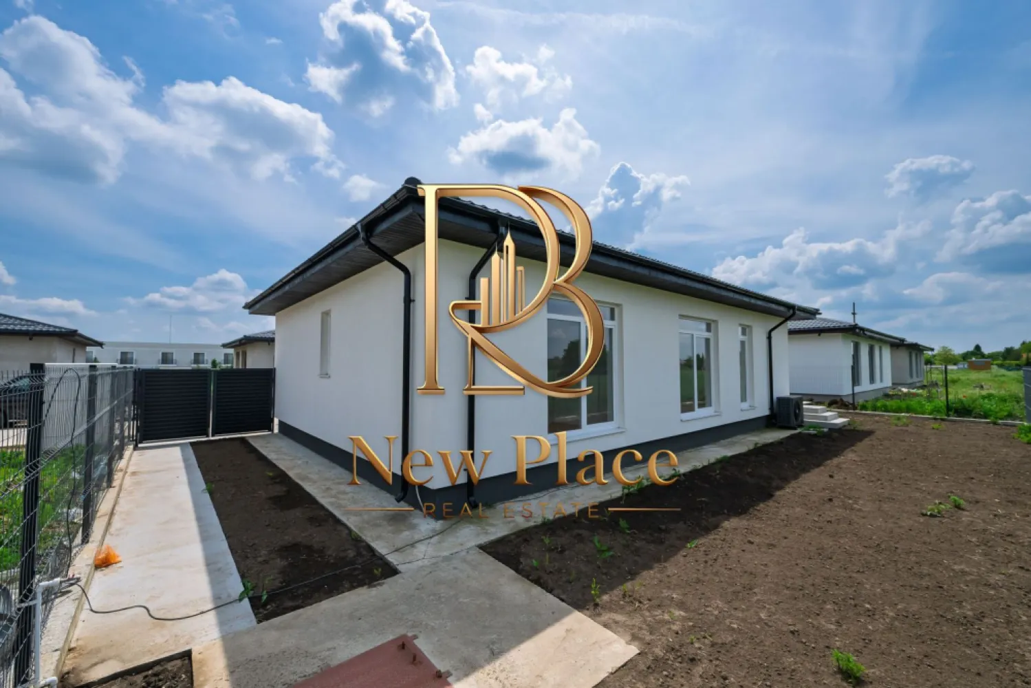 Casa individuala | 338 mp teren | Pompa caldura+Fosa+Put [+21% TVA] - New Place Real Estate Company va propune spre vanzare un imobil situat in Dimieni-Tunari, compus din Parter si Pod.

Imobilul este situat intr o zona rezidentiala, retrasa de la agitatia si traficul arterelor principale.

Imobilul are la Parter o suprafata utila totala de 118.30 mp si este compartimentat astfel: Living cu Bucatarie open space de 34.10 mp, 3 Dormitoare de 19.20 mp, 13.30 mp si respectiv 12.30 mp, o Baie de 3.70 mp, un Grup sanitar de 3.50 mp, Hol de 11.40 mp si o Terasa de 17.60 mp. Podul are o suprafata de 12 mp si poate fi folosit ca o zona de depozitare.

Imobilul se vinde nemobilat, asa cum se observa in pozele de prezentare.

Finisajele de top completeaza calitatea constructiei, oferind imobilului un confort sporit:
- Pompa de caldura Midea 10 kw
- Put propriu cu hidrofor
- Fosa septica ecologica cu dren si tratarea apei
- Alimentare cu energie electrica 380V cu 15 kw putere
- Incalzire in pardoseala pe placa cu nuturi si distribuitor Romstal
- Polistiren etrudat sub placa de pardoseala de 5 cm grosime
- Termoizolatie cu polistiren de 15 cm
- Baile sunt dotate cu obiecte sanitare, baterii & accesorii de baie
- Curte amenajata cu rulouri de gazon, irigare cu automatizare si senzor de ploaie.

Terenul pe care este amplasat Imobilul are o suprafata de 338 mp (20.53ml * 16.64 ml).

Pentru mai multe detalii, nu ezitati sa ne contactati.

Aceasta oferta apartine New Place Real Estate Company.