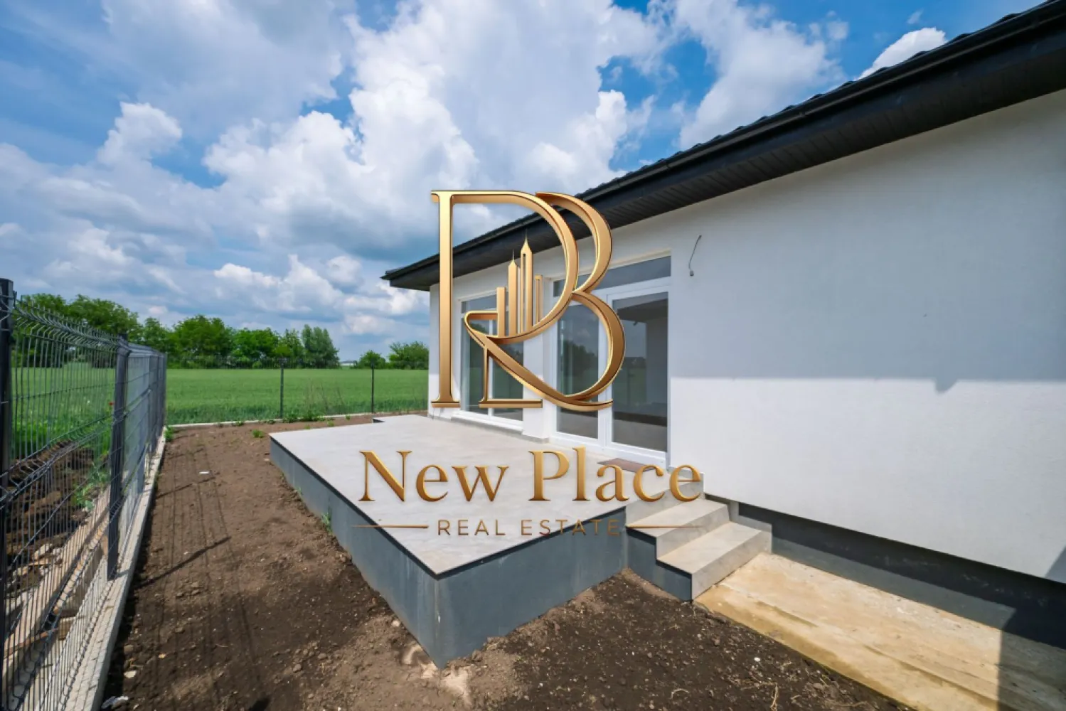 Casa individuala | 338 mp teren | Pompa caldura+Fosa+Put [+21% TVA] - New Place Real Estate Company va propune spre vanzare un imobil situat in Dimieni-Tunari, compus din Parter si Pod.

Imobilul este situat intr o zona rezidentiala, retrasa de la agitatia si traficul arterelor principale.

Imobilul are la Parter o suprafata utila totala de 118.30 mp si este compartimentat astfel: Living cu Bucatarie open space de 34.10 mp, 3 Dormitoare de 19.20 mp, 13.30 mp si respectiv 12.30 mp, o Baie de 3.70 mp, un Grup sanitar de 3.50 mp, Hol de 11.40 mp si o Terasa de 17.60 mp. Podul are o suprafata de 12 mp si poate fi folosit ca o zona de depozitare.

Imobilul se vinde nemobilat, asa cum se observa in pozele de prezentare.

Finisajele de top completeaza calitatea constructiei, oferind imobilului un confort sporit:
- Pompa de caldura Midea 10 kw
- Put propriu cu hidrofor
- Fosa septica ecologica cu dren si tratarea apei
- Alimentare cu energie electrica 380V cu 15 kw putere
- Incalzire in pardoseala pe placa cu nuturi si distribuitor Romstal
- Polistiren etrudat sub placa de pardoseala de 5 cm grosime
- Termoizolatie cu polistiren de 15 cm
- Baile sunt dotate cu obiecte sanitare, baterii & accesorii de baie
- Curte amenajata cu rulouri de gazon, irigare cu automatizare si senzor de ploaie.

Terenul pe care este amplasat Imobilul are o suprafata de 338 mp (20.53ml * 16.64 ml).

Pentru mai multe detalii, nu ezitati sa ne contactati.

Aceasta oferta apartine New Place Real Estate Company.