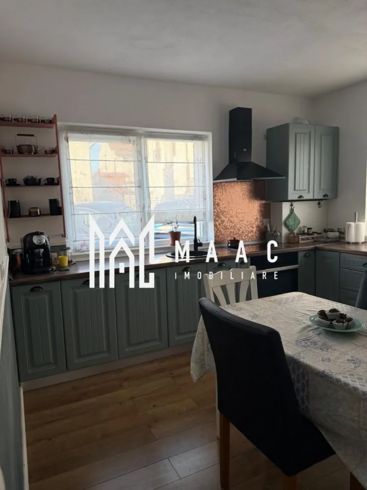 Casă tip duplex | 109 mpu | Bavaria Park Sibiu - MAAC Imobiliare vă propune spre vânzare o casă modernă tip duplex situată în cartierul Bavaria din Sibiu, într-o zonă exclusivistă de case, liniștită, cu acces restricționat, ideală pentru cei care își doresc intimitate, confort și siguranță.

Imobilul are o suprafață utilă de 109 mp, se vinde mobilat și utilat complet și este dispus pe două niveluri, oferind o compartimentare practică și funcțională.

Compartimentare:

Parter:
-hol de acces
-bucătărie
-baie cu geam pentru aerisire naturală
-living spațios
-spațiu de depozitare tip dressing
-terasă generoasă

Etaj:
-3 dormitoare
-baie cu cadă
-dressing la unul dintre dormitoare
-balcon
-hol
-acces la pod

Proprietatea beneficiază de o grădină de aproximativ 150 mp, frumos amenajată, potrivită pentru relaxare și activități în aer liber. Un avantaj important îl reprezintă priveliștea spectaculoasă spre Munții Făgăraș, precum și amplasarea pe o stradă liniștită, cu trafic redus și puține proprietăți în vecinătate.

Cartierul Bavaria este apreciat pentru cadrul natural și proximitatea față de Sibiu, oferind un echilibru între viața urbană și liniștea unei zone rezidențiale premium.

Pentru mai multe detalii și programarea unei vizionări vă rugăm să menționați la telefon numărul CP2893059.