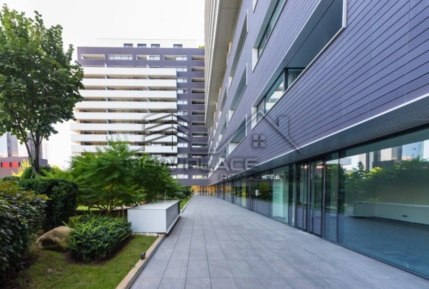 Cortina Residence | Spatiu comercial/birou [+21% TVA] LUX - New Place Real Estate Company va propune spre inchiriere un spatiu comercial situat intr-un complex rezidential din zona Herastrau.

Inchiriere spatiu comercial cu o suprafata de 30 mp format dintr o incapere open space si o baie, intr-un complex rezidential nou in Herastrau - Cortina Residence, situat la Parter cu vedere pe curtea interioara.

Spatiile comerciale ale intregului ansamblu beneficiaza de finisaje de calitate superioara de lux.

Cortina Residence este un ansamblu rezidential localizat in zona de Nord a Bucurestiului, in sectorul 1, ce beneficiaza de proximitatea Parcului Herastrau dar si de accesul facil catre Soseaua Bucuresti Ploiesti/Centura/Aeroportul Otopeni sau catre centrul orasului facand legatura cu Strada Nicolae G. Caramfil, Strada Barbu Vacarescu, Calea Floreasca sau Bulevardul Aviatorilor.

Pentru mai multe detalii sau oferte similare, nu ezitati sa ne contactati.

Aceasta oferta apartine New Place Real Estate Company.