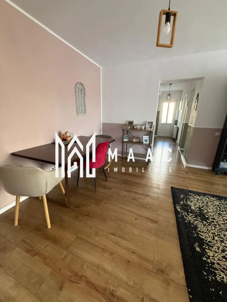 Casă tip duplex | 109 mpu | Bavaria Park Sibiu - MAAC Imobiliare vă propune spre vânzare o casă modernă tip duplex situată în cartierul Bavaria din Sibiu, într-o zonă exclusivistă de case, liniștită, cu acces restricționat, ideală pentru cei care își doresc intimitate, confort și siguranță.

Imobilul are o suprafață utilă de 109 mp, se vinde mobilat și utilat complet și este dispus pe două niveluri, oferind o compartimentare practică și funcțională.

Compartimentare:

Parter:
-hol de acces
-bucătărie
-baie cu geam pentru aerisire naturală
-living spațios
-spațiu de depozitare tip dressing
-terasă generoasă

Etaj:
-3 dormitoare
-baie cu cadă
-dressing la unul dintre dormitoare
-balcon
-hol
-acces la pod

Proprietatea beneficiază de o grădină de aproximativ 150 mp, frumos amenajată, potrivită pentru relaxare și activități în aer liber. Un avantaj important îl reprezintă priveliștea spectaculoasă spre Munții Făgăraș, precum și amplasarea pe o stradă liniștită, cu trafic redus și puține proprietăți în vecinătate.

Cartierul Bavaria este apreciat pentru cadrul natural și proximitatea față de Sibiu, oferind un echilibru între viața urbană și liniștea unei zone rezidențiale premium.

Pentru mai multe detalii și programarea unei vizionări vă rugăm să menționați la telefon numărul CP2893059.