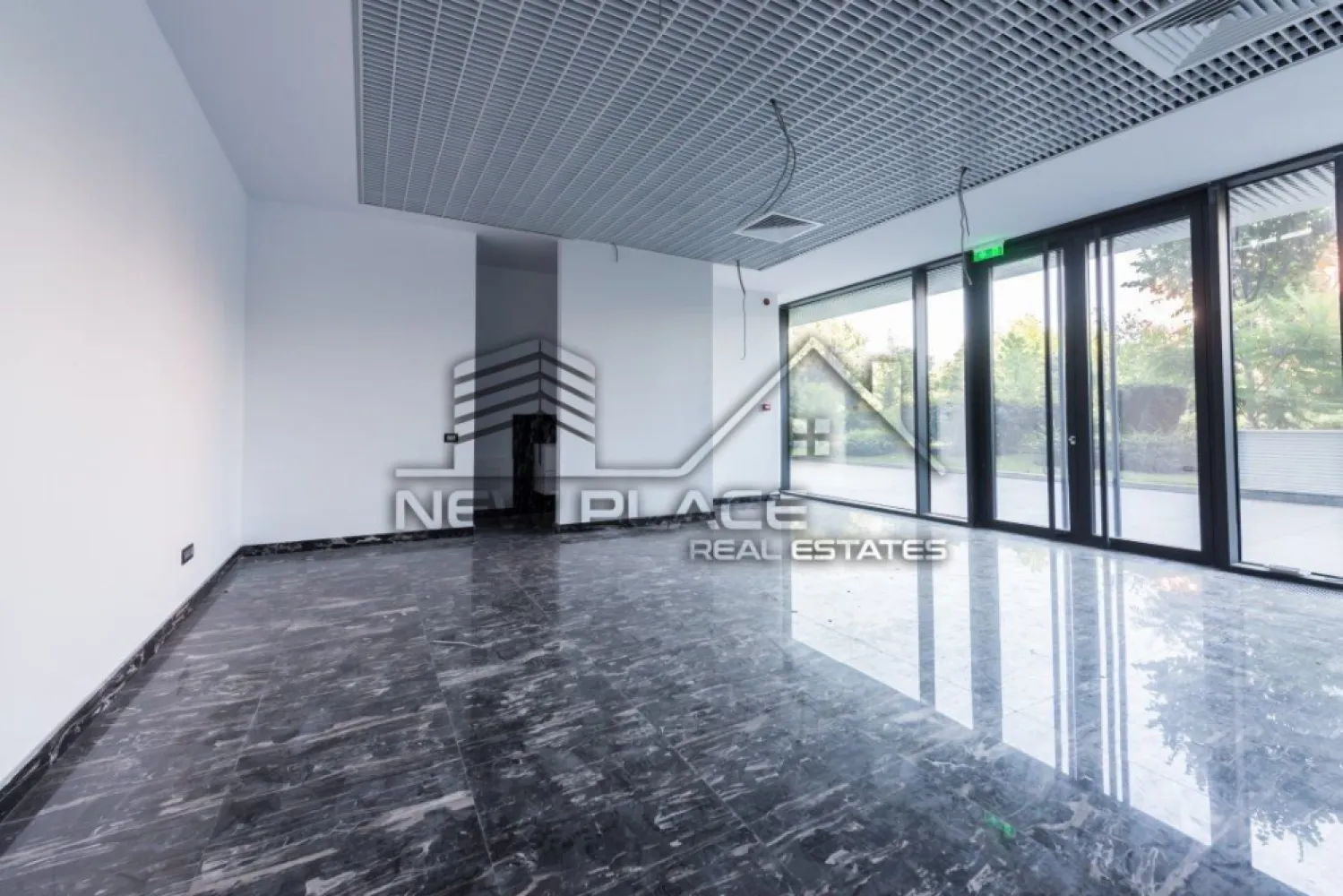 Cortina Residence | Spatiu comercial/birou [+21% TVA] LUX - New Place Real Estate Company va propune spre inchiriere un spatiu comercial situat intr-un complex rezidential din zona Herastrau.

Inchiriere spatiu comercial cu o suprafata de 30 mp format dintr o incapere open space si o baie, intr-un complex rezidential nou in Herastrau - Cortina Residence, situat la Parter cu vedere pe curtea interioara.

Spatiile comerciale ale intregului ansamblu beneficiaza de finisaje de calitate superioara de lux.

Cortina Residence este un ansamblu rezidential localizat in zona de Nord a Bucurestiului, in sectorul 1, ce beneficiaza de proximitatea Parcului Herastrau dar si de accesul facil catre Soseaua Bucuresti Ploiesti/Centura/Aeroportul Otopeni sau catre centrul orasului facand legatura cu Strada Nicolae G. Caramfil, Strada Barbu Vacarescu, Calea Floreasca sau Bulevardul Aviatorilor.

Pentru mai multe detalii sau oferte similare, nu ezitati sa ne contactati.

Aceasta oferta apartine New Place Real Estate Company.