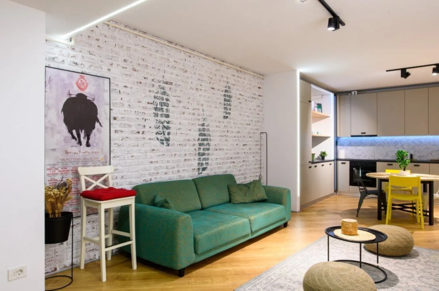 4City North | Apartament exclusivist | Vedere curtea interioara | Lux - New Place Real Estate Company va propune spre inchiriere un apartament intr-un ansamblu rezidential nou - 4City, cu o arhitectura moderna si eleganta, cu spatii verzi si gradini private - o curte interioara splendida, extrem de generoasa si sigura, loc de joaca si de plimbare, cu finisaje de top si o calitate excelenta a constructiei.

Apartamentul este situat la etajul 7, are o suprafata utila totala de 66.38 mp, o suprafata construita de 78.47 mp si este compus din: living cu bucatarie open space, dormitor, baie, hol si balcon.

Apartamentul include si un loc de parcare disponibil in parcarea supraterana a Ansamblului.

Ansamblul 4City va propune o evadare din aglomeratia Bucurestiului intr-un loc in care confortul si siguranta se disting, in armonie cu vibratia nebuna a capitalei.

Finisajele si dotarile sunt de cea mai buna calitate si anume:
- Centrala termica proprie;
- Unitate aer conditionat;
- Parchet laminat (grosime 8 mm) in living si dormitoare;
- Gresie si faianta premium in bai, bucatarii si holuri;
- Obiecte sanitare premium;
- Tamplarie exterioara termopan PVC;
- Lifturi silentioase premium;
- Interfon;
- Contoare individuale pentru utilitati.

Ansamblul 4City dispune de o localizare excelenta, fiind situat in Nordul Bucurestiului - Pipera, la cativa pasi de Lacul Saulei, in inima cartierului de business, intr-o zona linistita si sigura, cu acces direct la mall, benzinarii, gym, restaurant, scoli si gradinite.

Pentru mai multe detalii sau oferte similare, nu ezitati sa ne contactati.

Aceasta oferta apartine New Place Real Estate Company.