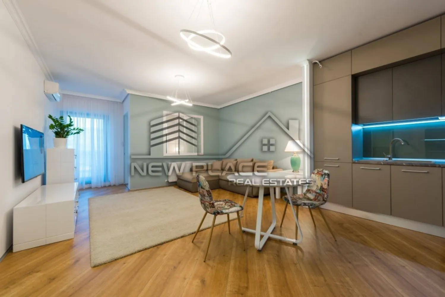 4City North | Vedere curtea interioara | Lux | Apartament deosebit - New Place Real Estate Company va propune spre inchiriere un apartament situat intr-un ansamblu rezidential nou - 4City North, cu o arhitectura moderna si eleganta, cu spatii verzi si gradini private - o curte interioara splendida, extrem de generoasa si sigura, loc de joaca si de plimbare, cu finisaje de top si o calitate excelenta a constructiei.

Apartamentul este situat la Etajul 4, are o suprafata construita de 85 mp si o suprafata utila totala de 73 mp, fiind compus din: living, bucatarie, 2 dormitoare, 2 bai, hol si balcon.

Apartamentul include si un loc de parcare disponibil in parcarea supraterana a Ansamblului.

Ansamblul 4City North va propune o evadare din aglomeratia Bucurestiului, intr-un loc in care confortul si siguranta se disting, in armonie cu vibratia nebuna a capitalei.

Finisajele si dotarile sunt de cea mai buna calitate si anume:
- Centrala termica proprie;
- Unitate aer conditionat;
- Parchet laminat (grosime 8 mm) in living si dormitoare;
- Gresie si faianta premium in bai, bucatarii si holuri;
- Obiecte sanitare premium;
- Tamplarie exterioara termopan PVC;
- Lifturi silentioase premium;
- Interfon;
- Contoare individuale pentru utilitati.

Ansamblul 4City North dispune de o localizare excelenta, fiind situat in Nordul Bucurestiului - Pipera, la cativa pasi de Lacul Saulei, in inima cartierului de business, intr-o zona linistita si sigura, cu acces direct la mall, benzinarii, gym, pool, restaurante, scoli si gradinite.

Pentru mai multe detalii sau oferte similare, nu ezitati sa ne contactati.

Aceasta oferta apartine New Place Real Estate Company.