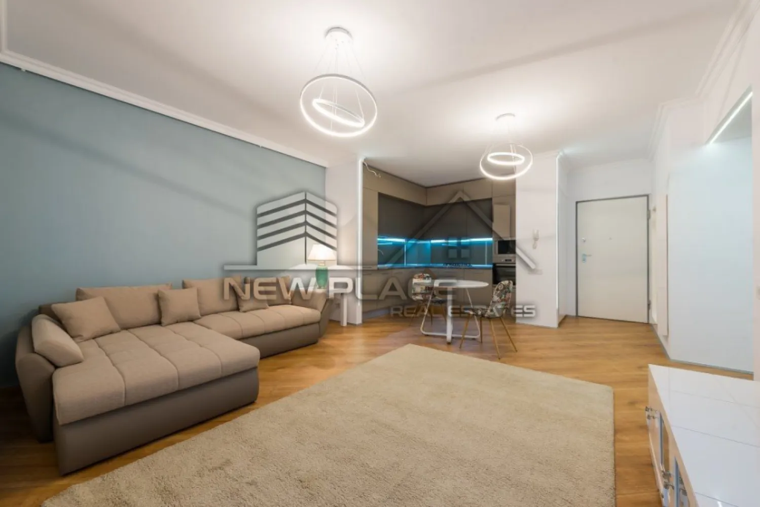 4City North | Vedere curtea interioara | Lux | Apartament deosebit - New Place Real Estate Company va propune spre inchiriere un apartament situat intr-un ansamblu rezidential nou - 4City North, cu o arhitectura moderna si eleganta, cu spatii verzi si gradini private - o curte interioara splendida, extrem de generoasa si sigura, loc de joaca si de plimbare, cu finisaje de top si o calitate excelenta a constructiei.

Apartamentul este situat la Etajul 4, are o suprafata construita de 85 mp si o suprafata utila totala de 73 mp, fiind compus din: living, bucatarie, 2 dormitoare, 2 bai, hol si balcon.

Apartamentul include si un loc de parcare disponibil in parcarea supraterana a Ansamblului.

Ansamblul 4City North va propune o evadare din aglomeratia Bucurestiului, intr-un loc in care confortul si siguranta se disting, in armonie cu vibratia nebuna a capitalei.

Finisajele si dotarile sunt de cea mai buna calitate si anume:
- Centrala termica proprie;
- Unitate aer conditionat;
- Parchet laminat (grosime 8 mm) in living si dormitoare;
- Gresie si faianta premium in bai, bucatarii si holuri;
- Obiecte sanitare premium;
- Tamplarie exterioara termopan PVC;
- Lifturi silentioase premium;
- Interfon;
- Contoare individuale pentru utilitati.

Ansamblul 4City North dispune de o localizare excelenta, fiind situat in Nordul Bucurestiului - Pipera, la cativa pasi de Lacul Saulei, in inima cartierului de business, intr-o zona linistita si sigura, cu acces direct la mall, benzinarii, gym, pool, restaurante, scoli si gradinite.

Pentru mai multe detalii sau oferte similare, nu ezitati sa ne contactati.

Aceasta oferta apartine New Place Real Estate Company.