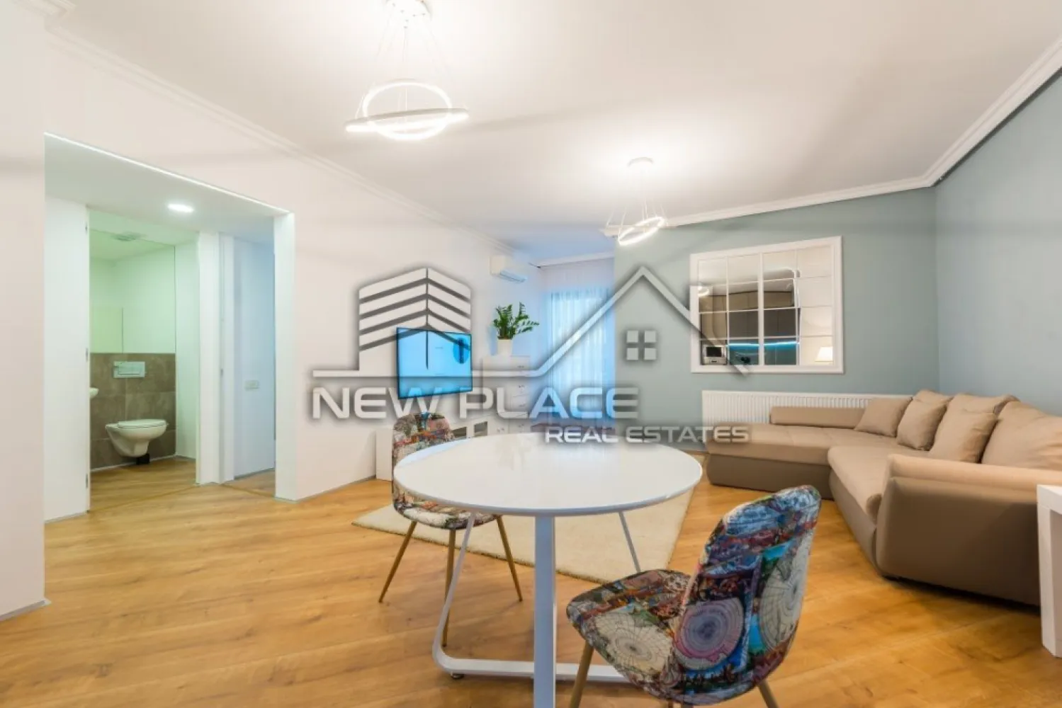 4City North | Vedere curtea interioara | Lux | Apartament deosebit - New Place Real Estate Company va propune spre inchiriere un apartament situat intr-un ansamblu rezidential nou - 4City North, cu o arhitectura moderna si eleganta, cu spatii verzi si gradini private - o curte interioara splendida, extrem de generoasa si sigura, loc de joaca si de plimbare, cu finisaje de top si o calitate excelenta a constructiei.

Apartamentul este situat la Etajul 4, are o suprafata construita de 85 mp si o suprafata utila totala de 73 mp, fiind compus din: living, bucatarie, 2 dormitoare, 2 bai, hol si balcon.

Apartamentul include si un loc de parcare disponibil in parcarea supraterana a Ansamblului.

Ansamblul 4City North va propune o evadare din aglomeratia Bucurestiului, intr-un loc in care confortul si siguranta se disting, in armonie cu vibratia nebuna a capitalei.

Finisajele si dotarile sunt de cea mai buna calitate si anume:
- Centrala termica proprie;
- Unitate aer conditionat;
- Parchet laminat (grosime 8 mm) in living si dormitoare;
- Gresie si faianta premium in bai, bucatarii si holuri;
- Obiecte sanitare premium;
- Tamplarie exterioara termopan PVC;
- Lifturi silentioase premium;
- Interfon;
- Contoare individuale pentru utilitati.

Ansamblul 4City North dispune de o localizare excelenta, fiind situat in Nordul Bucurestiului - Pipera, la cativa pasi de Lacul Saulei, in inima cartierului de business, intr-o zona linistita si sigura, cu acces direct la mall, benzinarii, gym, pool, restaurante, scoli si gradinite.

Pentru mai multe detalii sau oferte similare, nu ezitati sa ne contactati.

Aceasta oferta apartine New Place Real Estate Company.