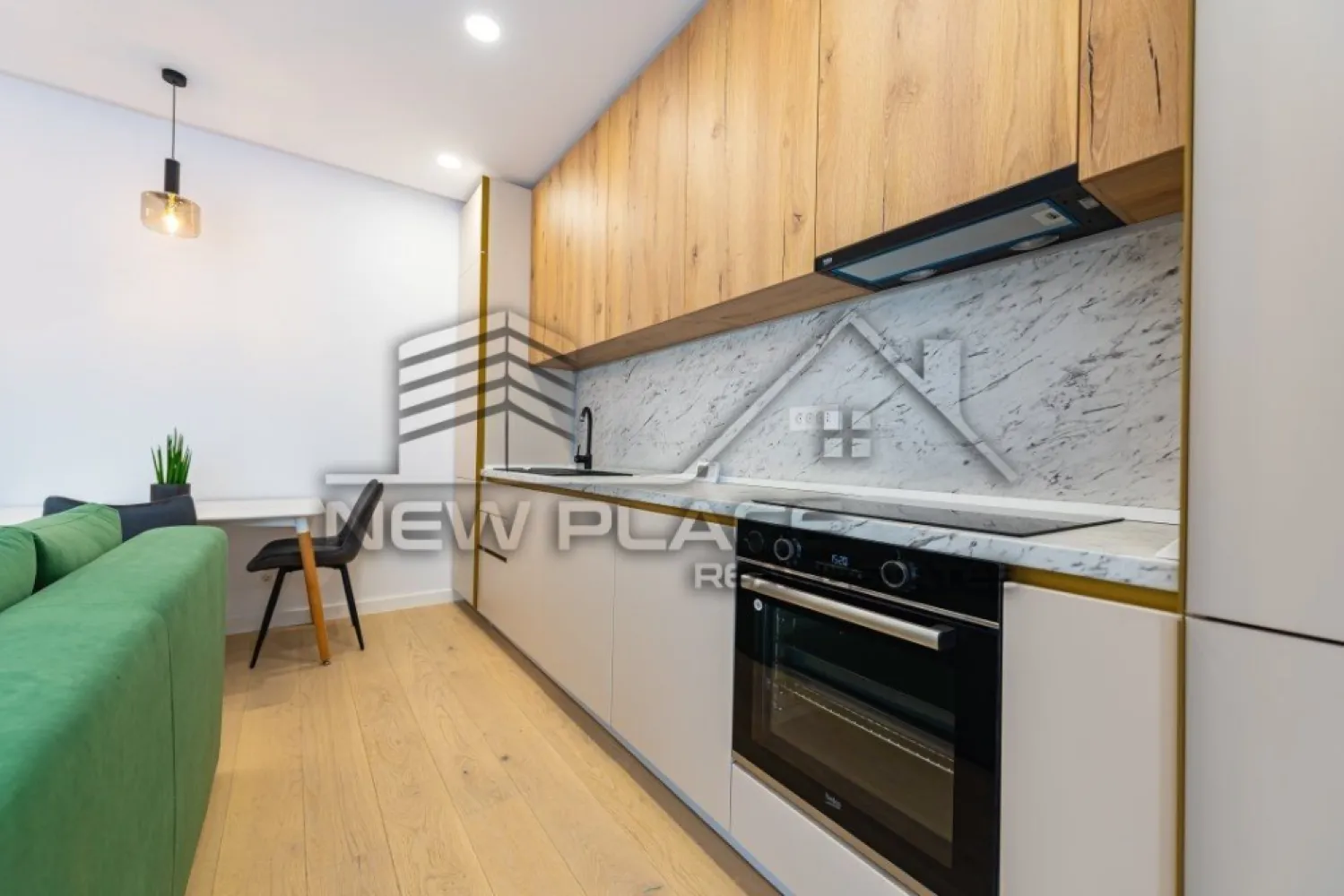 NUSCO CITY | Locatie Premium | Vedere spre curtea interioara | LUX - New Place Real Estate Company va propune spre inchiriere un apartament deosebit, situat chiar in centrul districtului de business din Nordul Capitalei, in Ansamblul rezidential Nusco City.

Apartamentul este situat la Etajul 6, se inchiriaza complet mobilat si utilat lux.

Separat se poate inchiria si un loc de parcare situat la subteranul imobilului la pretul de 100 Eur/Luna..

Ansamblul dispune de finisaje exceptionale, compartimentari eficiente, suprafete vitrate largi, 2,500 mp de spatii verzi amenajate spectaculos cu plante inalte si copaci, strazi si alei interioare largi, terase generoase, locuri de joaca pentru copii, locuri de parcare pentru biciclete.

Pentru mai multe detalii, nu ezitati sa ne contactati.

Aceasta oferta apartine New Place Real Estate Company.