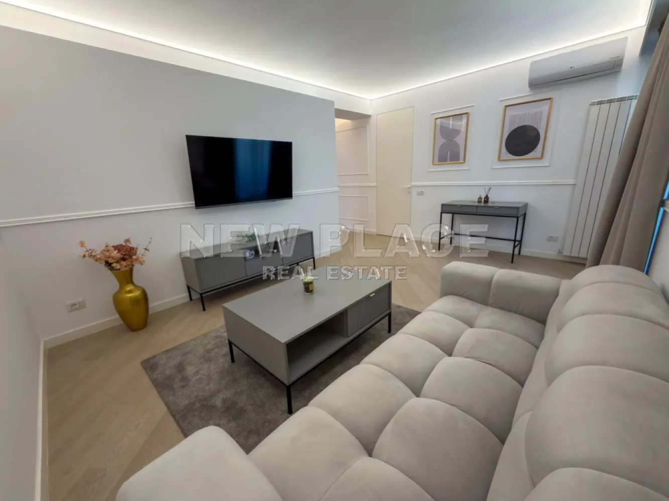 [VIDEO] CORTINA NORTH | Bucatarie inchisa [+21% TVA] Terasa 30 mp - ✅Pentru o perspectiva mai buna asupra Apartamentului, va invitam sa vizionati Video-ul de prezentare✅

New Place Real Estate Company va propune spre inchiriere un apartament situat intr-un complex rezidential exclusivist din zona Aviatiei-Pipera si anume CORTINA NORTH. Cu o amplasare de exceptie in Nordul capitalei, acest ansamblu este unul grandios, cu caracteristici unice imbinate pentru un stil de viata complet, confortabil si activ!

Apartamentul este situat la Etajul 2, are o suprafata construita de 124.73 mp si suprafata utila totala de 101.38 mp, are orientare spre Est, fiind compus din living de 18,48 mp, bucatarie inchisa de 9,60 mp, un dormitor matrimonial de 14,29 mp cu baie proprie de 5,52 mp, un al doilea dormitor de 12,52 mp - care este transformat in dressing, baie de serviciu de 3,20 mp, hol de 8,44 mp si o terasa de 29,33 mp.

Apartamentul dispune de un loc de parcare situat la subteranul imobilului.

Ansamblul Cortina North completeaza stilul de viata activ, sanatos si securizat cu o gama variata de facilitati: centru fitness, bazin de inot, peste 1,5 km pista de alergare, calitatea aerului data de peste 10,000 mp de spatii verzi, galerii comerciale dedicate, parcari private subterane si supraterane si acces controlat.

FINISAJE:
- Fatada ventilata;
- Tamplarie PVC Schuco cu geam tripan termoizolant;
- Ceramica Porcelanosa;
- Obiecte sanitare Daniel Rubinetterie;
- Parchet calitate superioara;
- Usi de intrare securizate Pinum;
- Usi interioare Filomuro.

DOTARI:
- Centrala termica Ariston individuala cu gaz;
- Aer conditionat tip multisplit;
- Videointerfon;
- Utilitati „ready to use” (racorduri individuale la gaze, curent electric, apa curenta);
- Aparatura electrica si cablaje pregatite pentru conexiunea TV si internet;
- Ascensoare – Cate doua pe fiecare tronson.

Pentru mai multe detalii sau oferte similare, nu ezitati sa ne contactati.

Aceasta oferta apartine New Place Real Estate Company