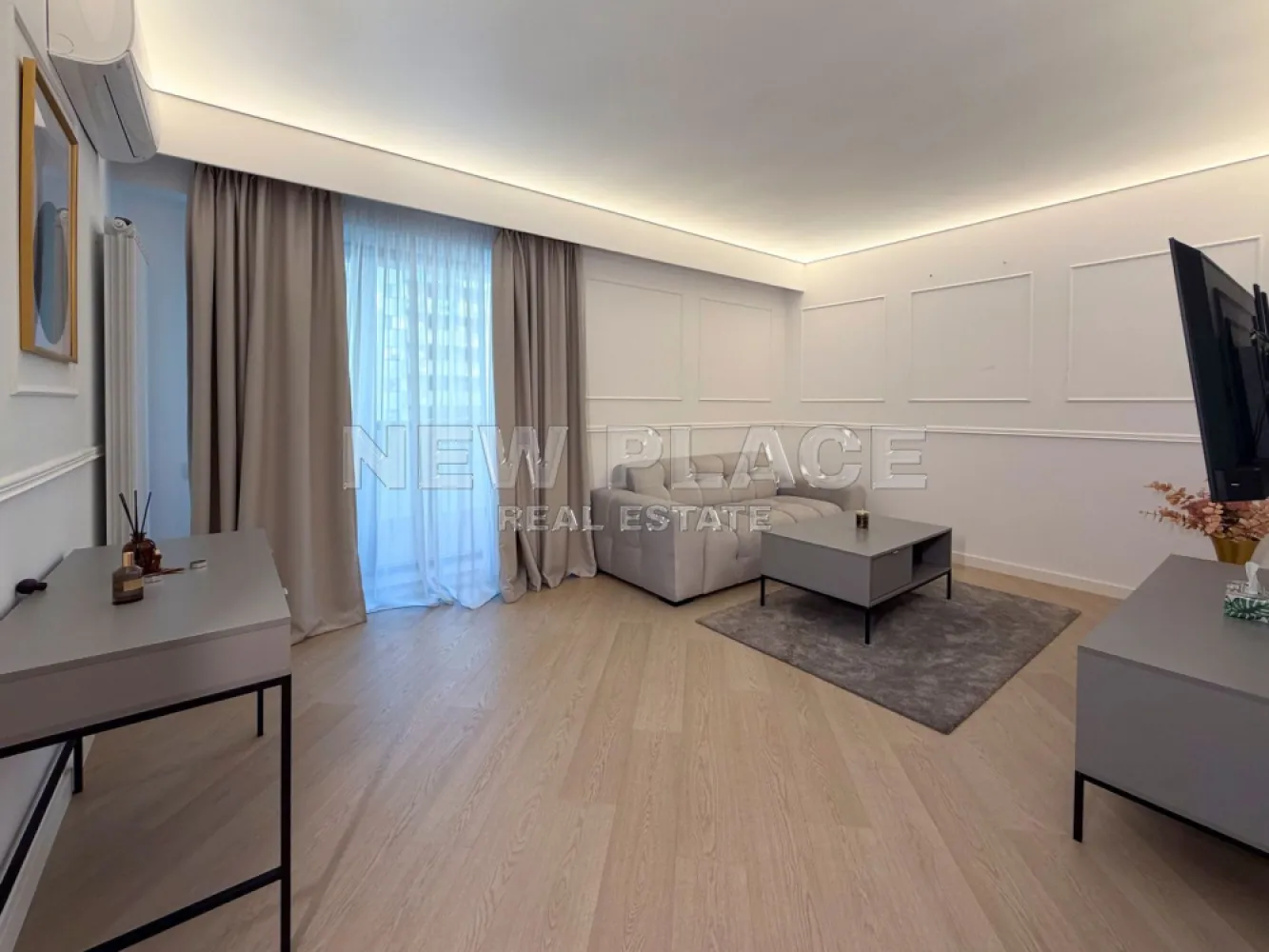 [VIDEO] CORTINA NORTH | Bucatarie inchisa [+21% TVA] Terasa 30 mp - ✅Pentru o perspectiva mai buna asupra Apartamentului, va invitam sa vizionati Video-ul de prezentare✅

New Place Real Estate Company va propune spre inchiriere un apartament situat intr-un complex rezidential exclusivist din zona Aviatiei-Pipera si anume CORTINA NORTH. Cu o amplasare de exceptie in Nordul capitalei, acest ansamblu este unul grandios, cu caracteristici unice imbinate pentru un stil de viata complet, confortabil si activ!

Apartamentul este situat la Etajul 2, are o suprafata construita de 124.73 mp si suprafata utila totala de 101.38 mp, are orientare spre Est, fiind compus din living de 18,48 mp, bucatarie inchisa de 9,60 mp, un dormitor matrimonial de 14,29 mp cu baie proprie de 5,52 mp, un al doilea dormitor de 12,52 mp - care este transformat in dressing, baie de serviciu de 3,20 mp, hol de 8,44 mp si o terasa de 29,33 mp.

Apartamentul dispune de un loc de parcare situat la subteranul imobilului.

Ansamblul Cortina North completeaza stilul de viata activ, sanatos si securizat cu o gama variata de facilitati: centru fitness, bazin de inot, peste 1,5 km pista de alergare, calitatea aerului data de peste 10,000 mp de spatii verzi, galerii comerciale dedicate, parcari private subterane si supraterane si acces controlat.

FINISAJE:
- Fatada ventilata;
- Tamplarie PVC Schuco cu geam tripan termoizolant;
- Ceramica Porcelanosa;
- Obiecte sanitare Daniel Rubinetterie;
- Parchet calitate superioara;
- Usi de intrare securizate Pinum;
- Usi interioare Filomuro.

DOTARI:
- Centrala termica Ariston individuala cu gaz;
- Aer conditionat tip multisplit;
- Videointerfon;
- Utilitati „ready to use” (racorduri individuale la gaze, curent electric, apa curenta);
- Aparatura electrica si cablaje pregatite pentru conexiunea TV si internet;
- Ascensoare – Cate doua pe fiecare tronson.

Pentru mai multe detalii sau oferte similare, nu ezitati sa ne contactati.

Aceasta oferta apartine New Place Real Estate Company