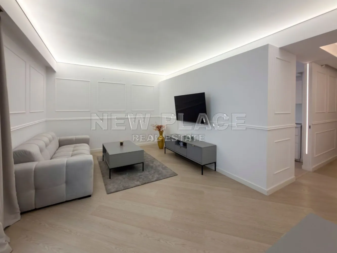 [VIDEO] CORTINA NORTH | Bucatarie inchisa [+21% TVA] Terasa 30 mp - ✅Pentru o perspectiva mai buna asupra Apartamentului, va invitam sa vizionati Video-ul de prezentare✅

New Place Real Estate Company va propune spre inchiriere un apartament situat intr-un complex rezidential exclusivist din zona Aviatiei-Pipera si anume CORTINA NORTH. Cu o amplasare de exceptie in Nordul capitalei, acest ansamblu este unul grandios, cu caracteristici unice imbinate pentru un stil de viata complet, confortabil si activ!

Apartamentul este situat la Etajul 2, are o suprafata construita de 124.73 mp si suprafata utila totala de 101.38 mp, are orientare spre Est, fiind compus din living de 18,48 mp, bucatarie inchisa de 9,60 mp, un dormitor matrimonial de 14,29 mp cu baie proprie de 5,52 mp, un al doilea dormitor de 12,52 mp - care este transformat in dressing, baie de serviciu de 3,20 mp, hol de 8,44 mp si o terasa de 29,33 mp.

Apartamentul dispune de un loc de parcare situat la subteranul imobilului.

Ansamblul Cortina North completeaza stilul de viata activ, sanatos si securizat cu o gama variata de facilitati: centru fitness, bazin de inot, peste 1,5 km pista de alergare, calitatea aerului data de peste 10,000 mp de spatii verzi, galerii comerciale dedicate, parcari private subterane si supraterane si acces controlat.

FINISAJE:
- Fatada ventilata;
- Tamplarie PVC Schuco cu geam tripan termoizolant;
- Ceramica Porcelanosa;
- Obiecte sanitare Daniel Rubinetterie;
- Parchet calitate superioara;
- Usi de intrare securizate Pinum;
- Usi interioare Filomuro.

DOTARI:
- Centrala termica Ariston individuala cu gaz;
- Aer conditionat tip multisplit;
- Videointerfon;
- Utilitati „ready to use” (racorduri individuale la gaze, curent electric, apa curenta);
- Aparatura electrica si cablaje pregatite pentru conexiunea TV si internet;
- Ascensoare – Cate doua pe fiecare tronson.

Pentru mai multe detalii sau oferte similare, nu ezitati sa ne contactati.

Aceasta oferta apartine New Place Real Estate Company