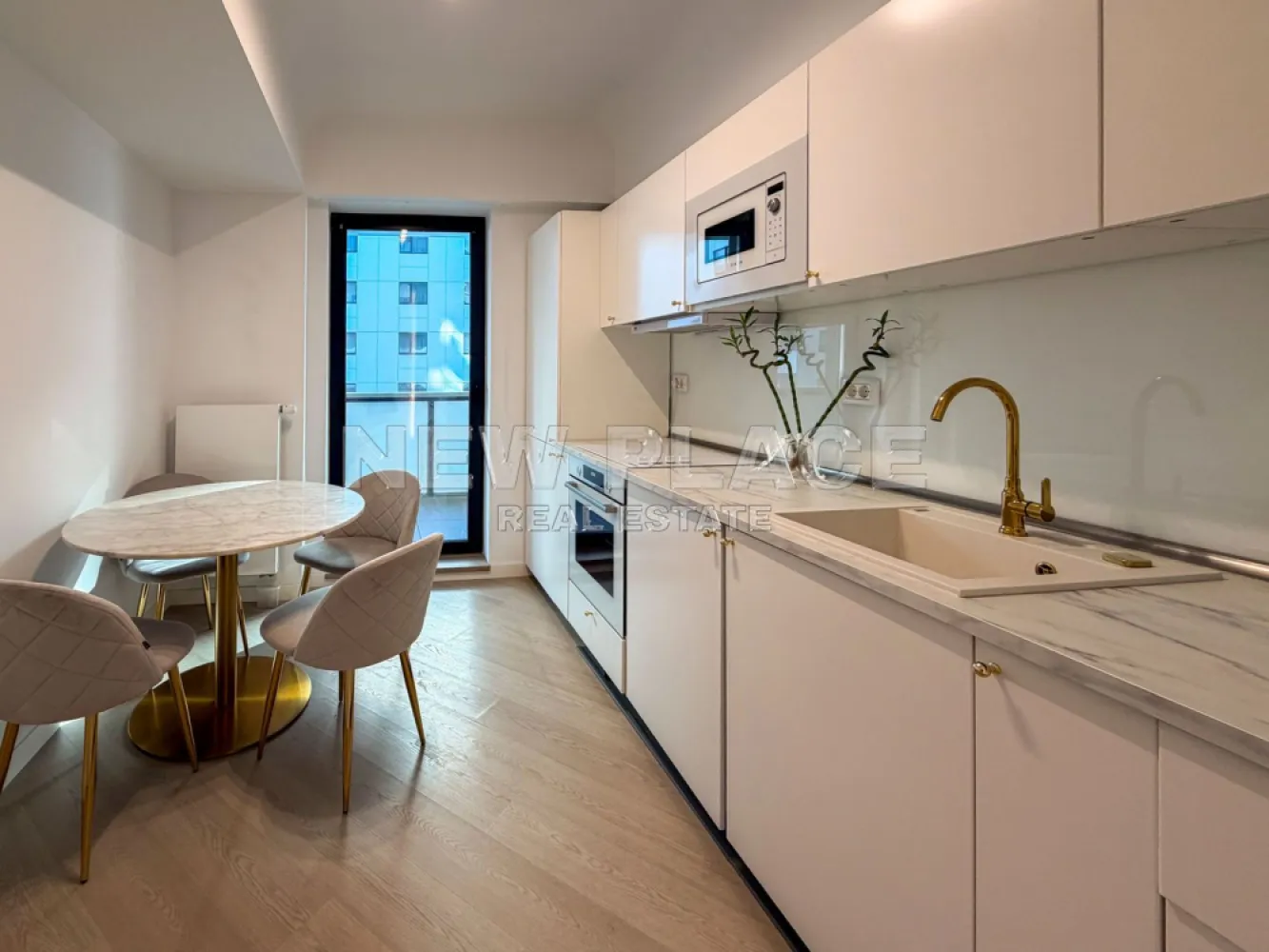 [VIDEO] CORTINA NORTH | Bucatarie inchisa [+21% TVA] Terasa 30 mp - ✅Pentru o perspectiva mai buna asupra Apartamentului, va invitam sa vizionati Video-ul de prezentare✅

New Place Real Estate Company va propune spre inchiriere un apartament situat intr-un complex rezidential exclusivist din zona Aviatiei-Pipera si anume CORTINA NORTH. Cu o amplasare de exceptie in Nordul capitalei, acest ansamblu este unul grandios, cu caracteristici unice imbinate pentru un stil de viata complet, confortabil si activ!

Apartamentul este situat la Etajul 2, are o suprafata construita de 124.73 mp si suprafata utila totala de 101.38 mp, are orientare spre Est, fiind compus din living de 18,48 mp, bucatarie inchisa de 9,60 mp, un dormitor matrimonial de 14,29 mp cu baie proprie de 5,52 mp, un al doilea dormitor de 12,52 mp - care este transformat in dressing, baie de serviciu de 3,20 mp, hol de 8,44 mp si o terasa de 29,33 mp.

Apartamentul dispune de un loc de parcare situat la subteranul imobilului.

Ansamblul Cortina North completeaza stilul de viata activ, sanatos si securizat cu o gama variata de facilitati: centru fitness, bazin de inot, peste 1,5 km pista de alergare, calitatea aerului data de peste 10,000 mp de spatii verzi, galerii comerciale dedicate, parcari private subterane si supraterane si acces controlat.

FINISAJE:
- Fatada ventilata;
- Tamplarie PVC Schuco cu geam tripan termoizolant;
- Ceramica Porcelanosa;
- Obiecte sanitare Daniel Rubinetterie;
- Parchet calitate superioara;
- Usi de intrare securizate Pinum;
- Usi interioare Filomuro.

DOTARI:
- Centrala termica Ariston individuala cu gaz;
- Aer conditionat tip multisplit;
- Videointerfon;
- Utilitati „ready to use” (racorduri individuale la gaze, curent electric, apa curenta);
- Aparatura electrica si cablaje pregatite pentru conexiunea TV si internet;
- Ascensoare – Cate doua pe fiecare tronson.

Pentru mai multe detalii sau oferte similare, nu ezitati sa ne contactati.

Aceasta oferta apartine New Place Real Estate Company