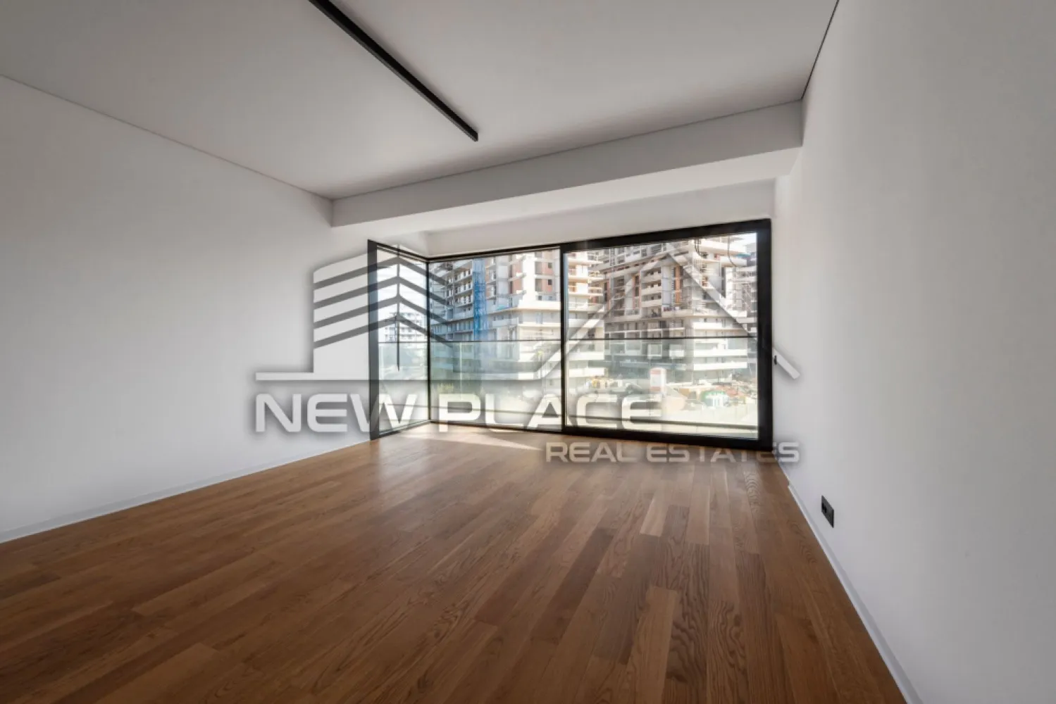 YachtKID | Terasa de 11,50 mp [+21% TVA] Bucatarie inchisa | LUX - New Place Real Estate Company va propune spre vanzare un apartament de 2 camere situat in zona de Nord a Bucurestiului - YachtKID.

Apartamentul este situat la Etajul 4, are o suprafata construita de 73,30 mp si suprafata utila totala de 63,90 mp, are vederea libera (orientare spre Vest), fiind compus din living de 22,70 mp, bucatarie inchisa de 5,10 mp, dormitor de 14,00 mp, baie de 4,60 mp, un hol cu o zona de depozitare de 6,00 mp si o terasa de 11,50 mp.

Separat se poate achizitiona un Loc de Parcare situat la subteranul imobilului.

YachtKID este un complex rezidential situat in partea de Nord a Bucurestiului, in apropierea principalelor puncte de interes din zona de Nord a capitalei. Aceasta zona este cunoscuta pentru spatiile verzi si pentru parcurile din zona, care ofera o oaza de liniste si faciliteaza apropierea de natura in mijlocul agitatiei urbane. Parcul Herastrau, Lacul Tei, Parcul Floreasca sau Parcul Circului sunt doar cateva dintre cele mai populare locuri de relaxare. Unul dintre cele mai mari avantaje ale zonei de Nord este accesibilitatea si usurinta cu care poți ajunge in orice parte a orasului. In aceasta zona se afla statii de metrou, cum ar fi: Aviatorilor si Pipera, care faciliteaza accesul rapid la alte zone din oras. De asemenea aici gasim unele dintre cele mai importante artere cum ar fi: DN1 sau Autostrada A3, care ofera acces rapid la iesirea din oras. In zona se afla cele mai importante centre de afaceri, precum si mall-uri, restaurante de top, gradinite si scoli recunoscute la nivel international: Promenada Mall, Baneasa Shopping City, City Gate, Tiriac Tower, Oracle.

YachtKID este una dintre cele mai bune optiuni pentru un stil de viata comod si confortabil. Beneficiile sunt multiple si acopera o gama larga de nevoi si preferinte. YachtKID include atat unitati rezidentiale, cat si spatii comerciale si de servicii, numeroase facilitati precum spatii verzi, servicii de concierge, vederi panoramice, piscine infinity si parcare subterana dotata cu statii de incarcare electrica.

Finisajele premium, materialele de calitate superioara cat si tehnologia de ultima generatie folosita reprezinta un aspect important al alegerii achiziționarii unui imobil in YachtKID. Cladirea este finisata cu cele mai bune materiale si proiectata pentru a oferi exeperianta locuirii la un nivel inalt, care se diferentiaza prin detalii si design unic. Acest lucru garanteaza nu numai confortul si siguranta, ci si economii semnificative la facturile utilitatilor individuale cat si colective. Elementele decorative pentru intradosul balcoanelor sunt o premiera, fiind realizate din materiale compozite avansate, o abordare unica pe piata din Romania. Structura de rezistenta din beton armat este realizata prin utillizarea tehnologiilor de post-tensionare, respectand cele mai exigente normative. Pereții dintre apartamente sunt construiți din zidarie confinata. La fatada cladirii s-a folosit un sistem de fatade ventilate de ultima generatie cu tehnologii de sigilare și etanseizare la aer, apa si vant.

Pentru mai multe detalii, nu ezitati sa ne contactati.

Aceasta oferta apartine New Place Real Estate Company.