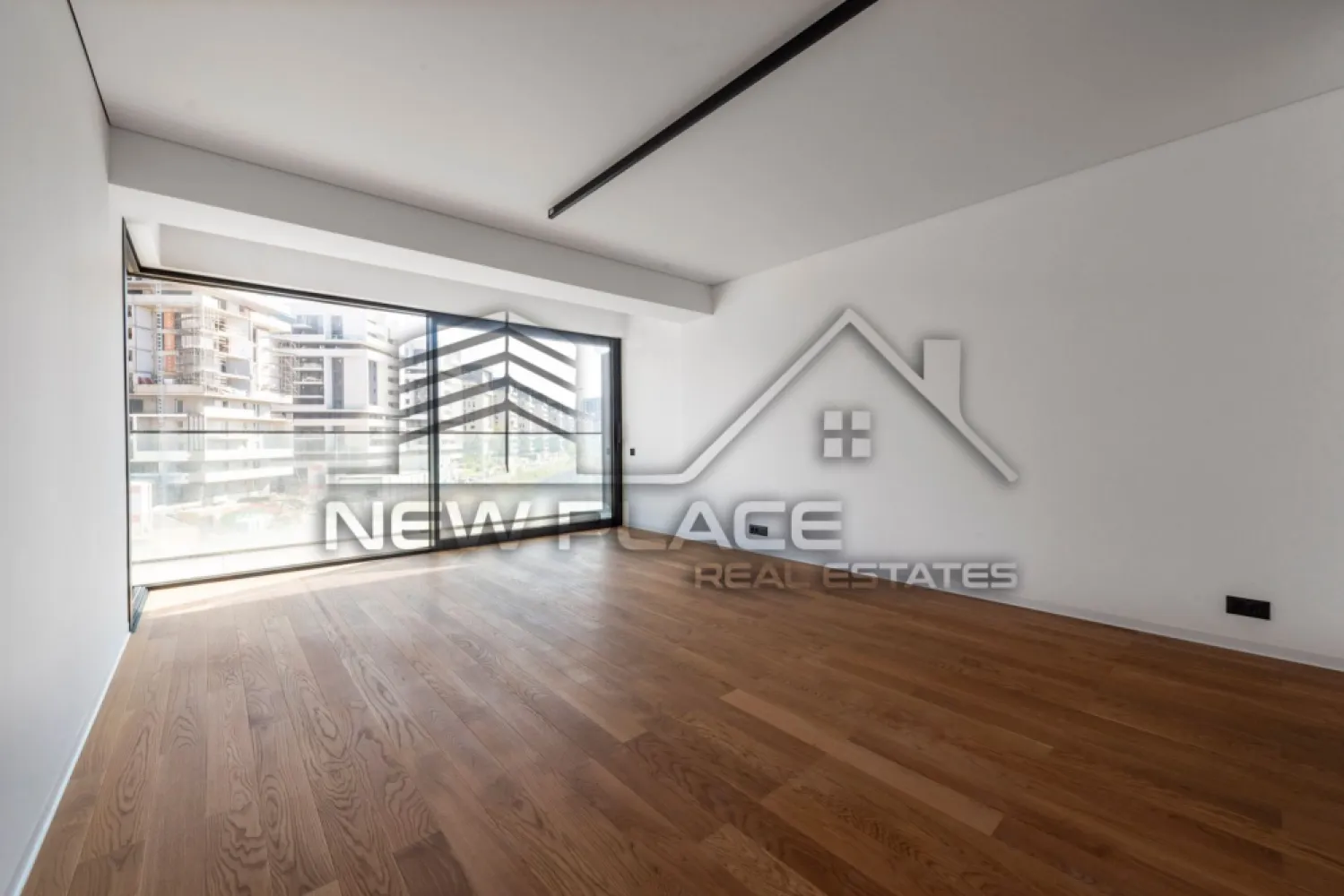 YachtKID | Terasa de 11,50 mp [+21% TVA] Bucatarie inchisa | LUX - New Place Real Estate Company va propune spre vanzare un apartament de 2 camere situat in zona de Nord a Bucurestiului - YachtKID.

Apartamentul este situat la Etajul 4, are o suprafata construita de 73,30 mp si suprafata utila totala de 63,90 mp, are vederea libera (orientare spre Vest), fiind compus din living de 22,70 mp, bucatarie inchisa de 5,10 mp, dormitor de 14,00 mp, baie de 4,60 mp, un hol cu o zona de depozitare de 6,00 mp si o terasa de 11,50 mp.

Separat se poate achizitiona un Loc de Parcare situat la subteranul imobilului.

YachtKID este un complex rezidential situat in partea de Nord a Bucurestiului, in apropierea principalelor puncte de interes din zona de Nord a capitalei. Aceasta zona este cunoscuta pentru spatiile verzi si pentru parcurile din zona, care ofera o oaza de liniste si faciliteaza apropierea de natura in mijlocul agitatiei urbane. Parcul Herastrau, Lacul Tei, Parcul Floreasca sau Parcul Circului sunt doar cateva dintre cele mai populare locuri de relaxare. Unul dintre cele mai mari avantaje ale zonei de Nord este accesibilitatea si usurinta cu care poți ajunge in orice parte a orasului. In aceasta zona se afla statii de metrou, cum ar fi: Aviatorilor si Pipera, care faciliteaza accesul rapid la alte zone din oras. De asemenea aici gasim unele dintre cele mai importante artere cum ar fi: DN1 sau Autostrada A3, care ofera acces rapid la iesirea din oras. In zona se afla cele mai importante centre de afaceri, precum si mall-uri, restaurante de top, gradinite si scoli recunoscute la nivel international: Promenada Mall, Baneasa Shopping City, City Gate, Tiriac Tower, Oracle.

YachtKID este una dintre cele mai bune optiuni pentru un stil de viata comod si confortabil. Beneficiile sunt multiple si acopera o gama larga de nevoi si preferinte. YachtKID include atat unitati rezidentiale, cat si spatii comerciale si de servicii, numeroase facilitati precum spatii verzi, servicii de concierge, vederi panoramice, piscine infinity si parcare subterana dotata cu statii de incarcare electrica.

Finisajele premium, materialele de calitate superioara cat si tehnologia de ultima generatie folosita reprezinta un aspect important al alegerii achiziționarii unui imobil in YachtKID. Cladirea este finisata cu cele mai bune materiale si proiectata pentru a oferi exeperianta locuirii la un nivel inalt, care se diferentiaza prin detalii si design unic. Acest lucru garanteaza nu numai confortul si siguranta, ci si economii semnificative la facturile utilitatilor individuale cat si colective. Elementele decorative pentru intradosul balcoanelor sunt o premiera, fiind realizate din materiale compozite avansate, o abordare unica pe piata din Romania. Structura de rezistenta din beton armat este realizata prin utillizarea tehnologiilor de post-tensionare, respectand cele mai exigente normative. Pereții dintre apartamente sunt construiți din zidarie confinata. La fatada cladirii s-a folosit un sistem de fatade ventilate de ultima generatie cu tehnologii de sigilare și etanseizare la aer, apa si vant.

Pentru mai multe detalii, nu ezitati sa ne contactati.

Aceasta oferta apartine New Place Real Estate Company.