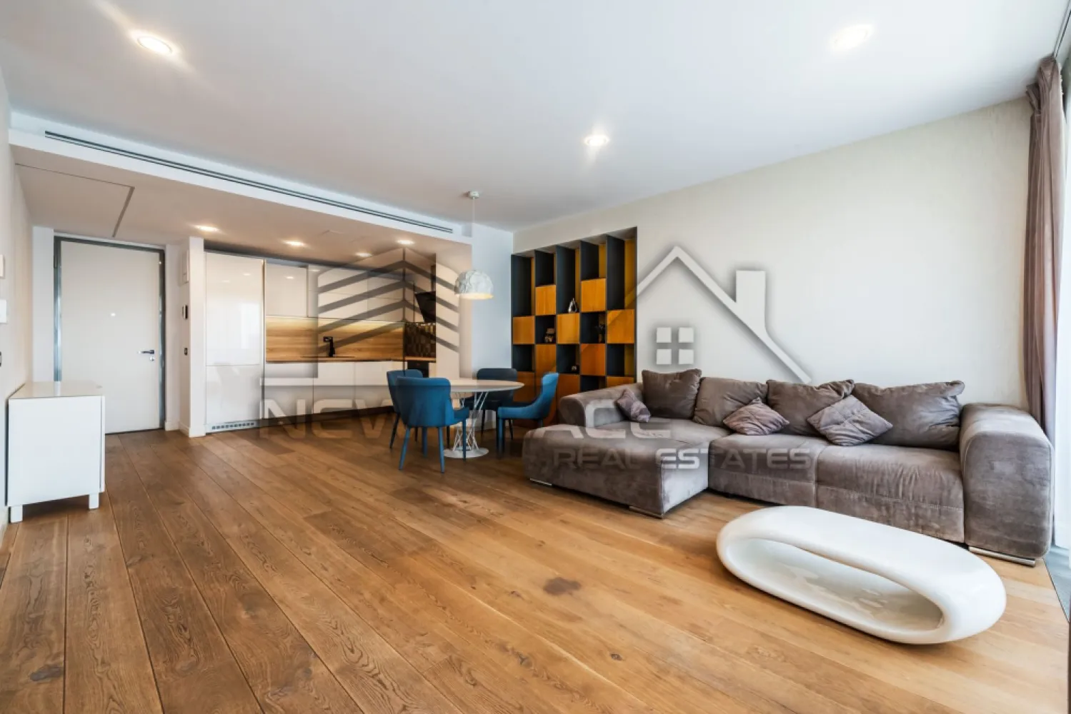 Cortina Residence | Exclusivitate [+21% TVA] Mobila Rovere | LUX - New Place Real Estate Company va propune spre inchiriere un apartament deosebit, situat intr-un complex rezidential din zona Herastrau.

Inchiriere apartament 2 camere bloc nou - Cortina Residence, complet mobilat si utilat nou, mobilat lux, Etajul 8.

Apartamentul dispune de un loc de parcare situat la subteranul imobilului.

Atat apartamentul cat si spatiile comune ale intregului ansamblu beneficiaza de finisaje de calitate superioara de lux.

Cortina Residence este un ansamblu rezidential localizat in zona de Nord a Bucurestiului, in Sectorul 1, ce beneficiaza de proximitatea Parcului Herastrau dar si de accesul facil catre Soseaua Bucuresti Ploiesti/Centura/Aeroportul Otopeni sau catre centrul orasului facand legatura cu Strada Nicolae G. Caramfil, Strada Barbu Vacarescu, Calea Floreasca sau Bulevardul Aviatorilor.

Pentru mai multe detalii sau oferte similare, nu ezitati sa ne contactati.

Aceasta oferta apartine New Place Real Estate Company.