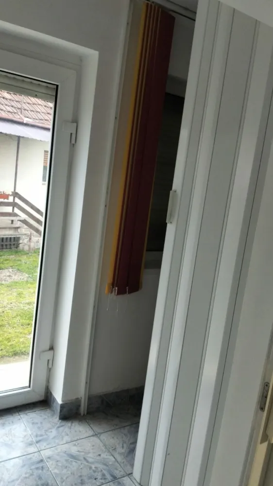 Case de vanzare Sat Grosi Comuna Auseu - Case de vanzare Comuna Auseu Sat Grosi&nbsp;1 din case se poate folosi ca si spatiu comercial , a fost magazin de haine.pentru mai multe detalii cu mare drag telefonic sau pe Whatsapp