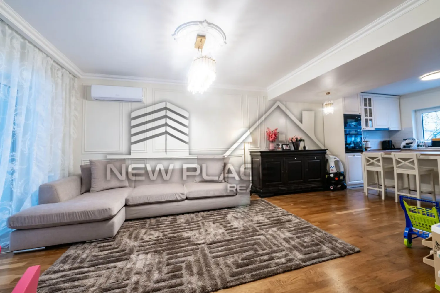 Vila cu gradina proprie | 2 Parcari incluse | Exclusivitate | LUX - New Place Real Estate Company va propune spre vanzare o vila deosebita cu suprafata utila totala de 156.16 mp, cu gradina proprie in suprafata de 40 mp, situata chiar in centrul districtului de business din Nordul Capitalei, intr un ansamblul rezidential din Pipera, in cel mai aerisit cartier din nordul capitalei.

Vila se vinde partial mobilata si utilata (doar bucataria este mobilata) si este amplasata pe 3 niveluri: Parter, Etaj si Mansarda.

La Parter se afla zona de zi desfasurata astfel: living + dinning in suprafata de 30.28 mp, bucataria de 9.40 mp, grup sanitar de 2.00 mp, hol de 5.50 mp, spatiu de depozitare de 3.56 mp, o scara interioara de 3.00 mp, o terasa acoperita de 12.11 mp si o gradina de 40 mp;

La Etaj avem zona de noapte formata dintr un dormitor matrimonial cu suprafeta de 14.20 mp cu un dressing de 3.45 mp si o baie proprie de 4.97 mp, inca 2 dormitoare de 13.36 mp respectiv 11.04 mp, deservite de o baie de 4.53 mp, hol de 4.12 si scara interioara de 4.68 mp.

La Mansarda avem o camera hobby cu suprafeta de 23.26 mp, cu o baie de serviciu si scara interioara de 5.00 mp.

Vila dispune de 2 locuri de parcare situate la suprateran.

Facilitati in apropiere:
Plaza Pipera Mall
World Class
Starbucks
Scoala Privata Turca
Scoala Germana Hermannoberth
Cambridge School
Scoala Americana
Liceul Mark Twain
Scoala Gimnaziala Nr. 3
Scoala Primara Nr. 10

Pentru mai multe detalii sau oferte similare, nu ezitati sa ne contactati.

Aceasta oferta apartine New Place Real Estate Company.
