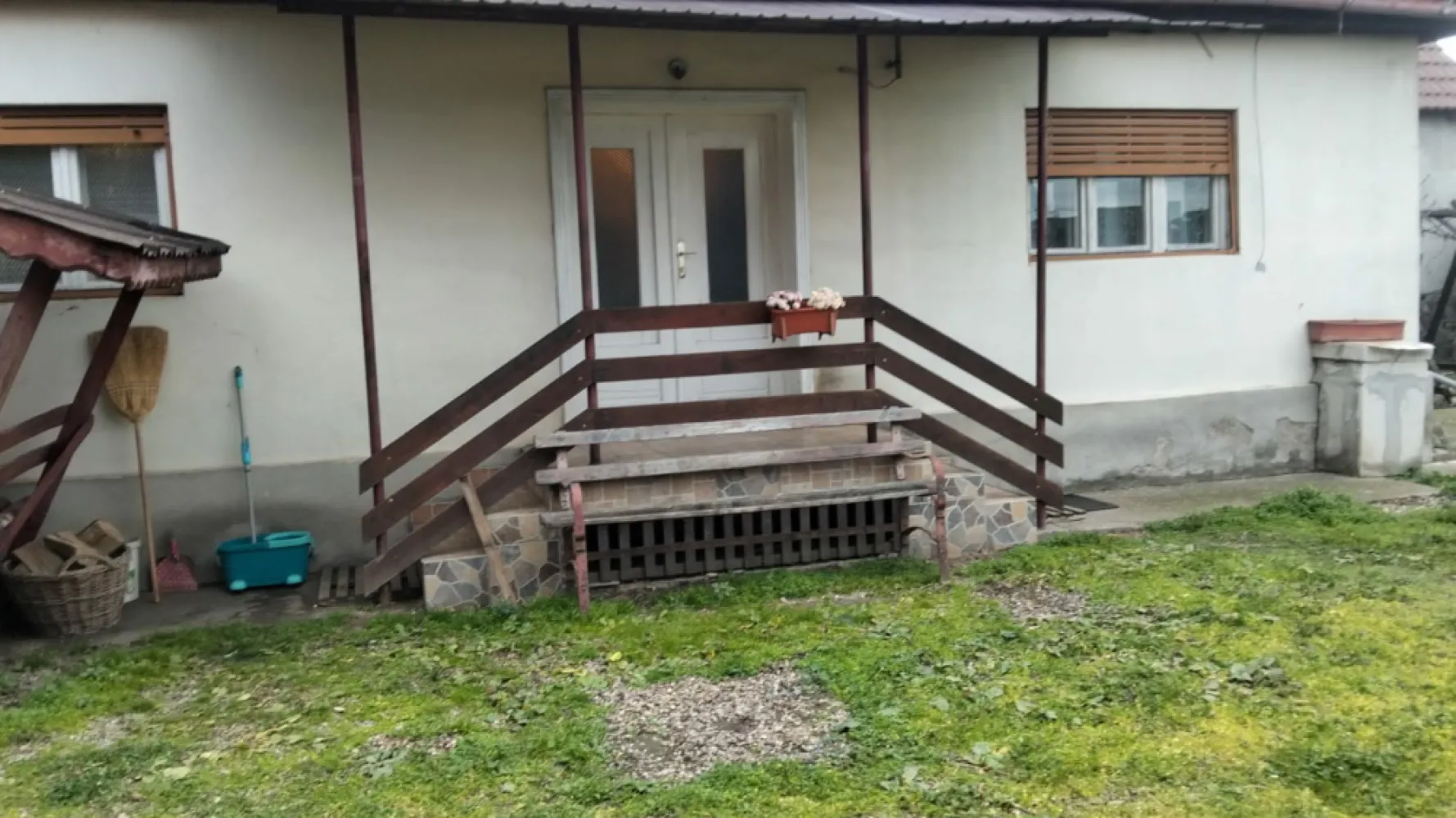 Case de vanzare Sat Grosi Comuna Auseu - Case de vanzare Comuna Auseu Sat Grosi&nbsp;1 din case se poate folosi ca si spatiu comercial , a fost magazin de haine.pentru mai multe detalii cu mare drag telefonic sau pe Whatsapp