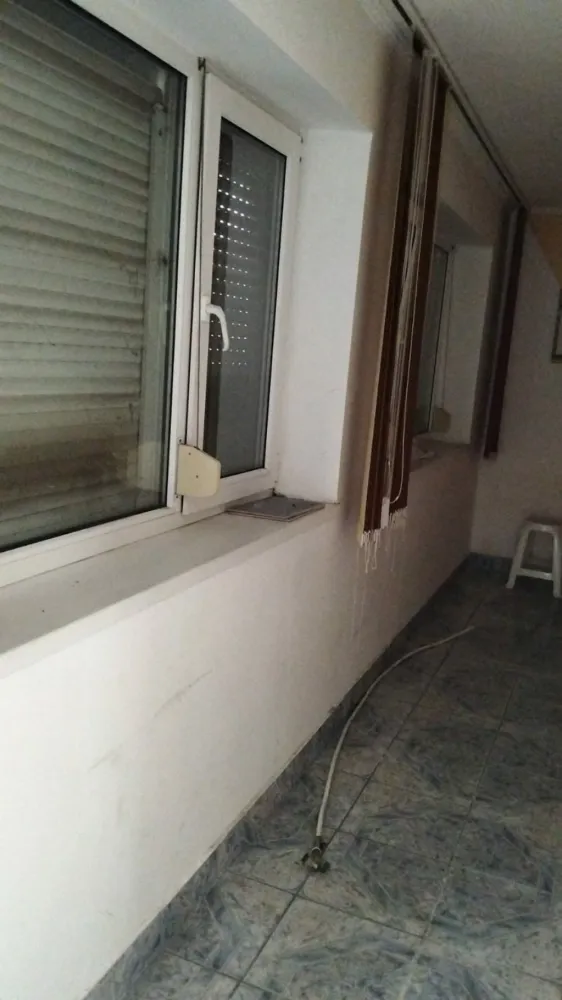 Case de vanzare Sat Grosi Comuna Auseu - Case de vanzare Comuna Auseu Sat Grosi&nbsp;1 din case se poate folosi ca si spatiu comercial , a fost magazin de haine.pentru mai multe detalii cu mare drag telefonic sau pe Whatsapp