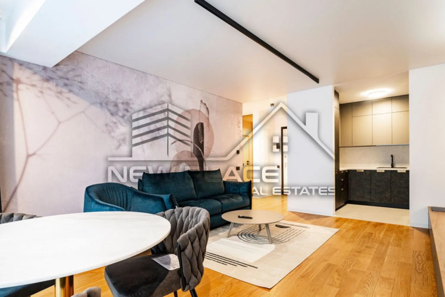 Yacht KID | Apartament exclusivist [+21% TVA] Bucatarie inchisa | LUX - New Place Real Estate Company va propune spre vanzare un apartament exclusivist de 2 camere situat in zona de Nord a Bucurestiului - Yacht KID.

Apartamentul este situat la Etajul 3, are o suprafata construita de 72,90 mp si suprafata utila totala de 60,80 mp, are vederea libera (orientare spre Est), fiind compus din living de 23,00 mp, bucatarie inchisa de 5,40 mp, dormitor de 13,00 mp, baie de 4,60 mp, un hol cu o zona de depozitare de 5,80 mp si o terasa de 9,00 mp.

Separat se poate achizitiona un Loc de Parcare situat la subteranul imobilului.

Yacht KID este un complex rezidential situat in partea de Nord a Bucurestiului, in apropierea principalelor puncte de interes din zona de Nord a capitalei. Aceasta zona este cunoscuta pentru spatiile verzi si pentru parcurile din zona, care ofera o oaza de liniste si faciliteaza apropierea de natura in mijlocul agitatiei urbane. Parcul Herastrau, Lacul Tei, Parcul Floreasca sau Parcul Circului sunt doar cateva dintre cele mai populare locuri de relaxare. Unul dintre cele mai mari avantaje ale zonei de Nord este accesibilitatea si usurinta cu care poți ajunge in orice parte a orasului. In aceasta zona se afla statii de metrou, cum ar fi: Aviatorilor si Pipera, care faciliteaza accesul rapid la alte zone din oras. De asemenea aici gasim unele dintre cele mai importante artere cum ar fi: DN1 sau Autostrada A3, care ofera acces rapid la iesirea din oras. In zona se afla cele mai importante centre de afaceri, precum si mall-uri, restaurante de top, gradinite si scoli recunoscute la nivel international: Promenada Mall, Baneasa Shopping City, City Gate, Tiriac Tower, Oracle.

Yacht KID este una dintre cele mai bune optiuni pentru un stil de viata comod si confortabil. Beneficiile sunt multiple si acopera o gama larga de nevoi si preferinte. Yacht KID include atat unitati rezidentiale, cat si spatii comerciale si de servicii, numeroase facilitati precum spatii verzi, servicii de concierge, vederi panoramice, piscine infinity si parcare subterana dotata cu statii de incarcare electrica.

Finisajele premium, materialele de calitate superioara cat si tehnologia de ultima generatie folosita reprezinta un aspect important al alegerii achiziționarii unui imobil in Yacht KID. Cladirea este finisata cu cele mai bune materiale si proiectata pentru a oferi exeperianta locuirii la un nivel inalt, care se diferentiaza prin detalii si design unic. Acest lucru garanteaza nu numai confortul si siguranta, ci si economii semnificative la facturile utilitatilor individuale cat si colective. Elementele decorative pentru intradosul balcoanelor sunt o premiera, fiind realizate din materiale compozite avansate, o abordare unica pe piata din Romania. Structura de rezistenta din beton armat este realizata prin utillizarea tehnologiilor de post-tensionare, respectand cele mai exigente normative. Pereții dintre apartamente sunt construiți din zidarie confinata. La fatada cladirii s-a folosit un sistem de fatade ventilate de ultima generatie cu tehnologii de sigilare și etanseizare la aer, apa si vant.

Pentru mai multe detalii, nu ezitati sa ne contactati.

Aceasta oferta apartine New Place Real Estate Company.