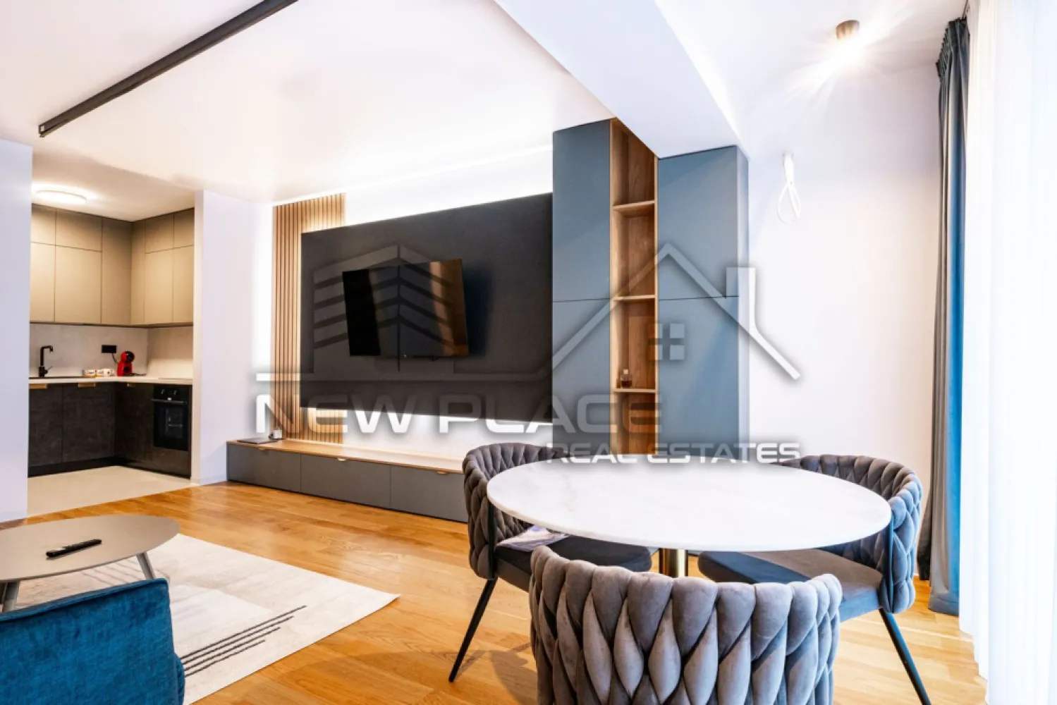 Yacht KID | Apartament exclusivist [+21% TVA] Bucatarie inchisa | LUX - New Place Real Estate Company va propune spre vanzare un apartament exclusivist de 2 camere situat in zona de Nord a Bucurestiului - Yacht KID.

Apartamentul este situat la Etajul 3, are o suprafata construita de 72,90 mp si suprafata utila totala de 60,80 mp, are vederea libera (orientare spre Est), fiind compus din living de 23,00 mp, bucatarie inchisa de 5,40 mp, dormitor de 13,00 mp, baie de 4,60 mp, un hol cu o zona de depozitare de 5,80 mp si o terasa de 9,00 mp.

Separat se poate achizitiona un Loc de Parcare situat la subteranul imobilului.

Yacht KID este un complex rezidential situat in partea de Nord a Bucurestiului, in apropierea principalelor puncte de interes din zona de Nord a capitalei. Aceasta zona este cunoscuta pentru spatiile verzi si pentru parcurile din zona, care ofera o oaza de liniste si faciliteaza apropierea de natura in mijlocul agitatiei urbane. Parcul Herastrau, Lacul Tei, Parcul Floreasca sau Parcul Circului sunt doar cateva dintre cele mai populare locuri de relaxare. Unul dintre cele mai mari avantaje ale zonei de Nord este accesibilitatea si usurinta cu care poți ajunge in orice parte a orasului. In aceasta zona se afla statii de metrou, cum ar fi: Aviatorilor si Pipera, care faciliteaza accesul rapid la alte zone din oras. De asemenea aici gasim unele dintre cele mai importante artere cum ar fi: DN1 sau Autostrada A3, care ofera acces rapid la iesirea din oras. In zona se afla cele mai importante centre de afaceri, precum si mall-uri, restaurante de top, gradinite si scoli recunoscute la nivel international: Promenada Mall, Baneasa Shopping City, City Gate, Tiriac Tower, Oracle.

Yacht KID este una dintre cele mai bune optiuni pentru un stil de viata comod si confortabil. Beneficiile sunt multiple si acopera o gama larga de nevoi si preferinte. Yacht KID include atat unitati rezidentiale, cat si spatii comerciale si de servicii, numeroase facilitati precum spatii verzi, servicii de concierge, vederi panoramice, piscine infinity si parcare subterana dotata cu statii de incarcare electrica.

Finisajele premium, materialele de calitate superioara cat si tehnologia de ultima generatie folosita reprezinta un aspect important al alegerii achiziționarii unui imobil in Yacht KID. Cladirea este finisata cu cele mai bune materiale si proiectata pentru a oferi exeperianta locuirii la un nivel inalt, care se diferentiaza prin detalii si design unic. Acest lucru garanteaza nu numai confortul si siguranta, ci si economii semnificative la facturile utilitatilor individuale cat si colective. Elementele decorative pentru intradosul balcoanelor sunt o premiera, fiind realizate din materiale compozite avansate, o abordare unica pe piata din Romania. Structura de rezistenta din beton armat este realizata prin utillizarea tehnologiilor de post-tensionare, respectand cele mai exigente normative. Pereții dintre apartamente sunt construiți din zidarie confinata. La fatada cladirii s-a folosit un sistem de fatade ventilate de ultima generatie cu tehnologii de sigilare și etanseizare la aer, apa si vant.

Pentru mai multe detalii, nu ezitati sa ne contactati.

Aceasta oferta apartine New Place Real Estate Company.