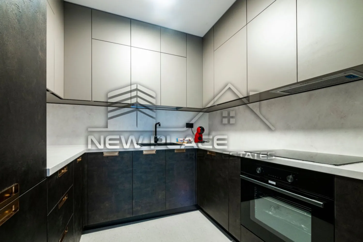 Yacht KID | Apartament exclusivist [+21% TVA] Bucatarie inchisa | LUX - New Place Real Estate Company va propune spre vanzare un apartament exclusivist de 2 camere situat in zona de Nord a Bucurestiului - Yacht KID.

Apartamentul este situat la Etajul 3, are o suprafata construita de 72,90 mp si suprafata utila totala de 60,80 mp, are vederea libera (orientare spre Est), fiind compus din living de 23,00 mp, bucatarie inchisa de 5,40 mp, dormitor de 13,00 mp, baie de 4,60 mp, un hol cu o zona de depozitare de 5,80 mp si o terasa de 9,00 mp.

Separat se poate achizitiona un Loc de Parcare situat la subteranul imobilului.

Yacht KID este un complex rezidential situat in partea de Nord a Bucurestiului, in apropierea principalelor puncte de interes din zona de Nord a capitalei. Aceasta zona este cunoscuta pentru spatiile verzi si pentru parcurile din zona, care ofera o oaza de liniste si faciliteaza apropierea de natura in mijlocul agitatiei urbane. Parcul Herastrau, Lacul Tei, Parcul Floreasca sau Parcul Circului sunt doar cateva dintre cele mai populare locuri de relaxare. Unul dintre cele mai mari avantaje ale zonei de Nord este accesibilitatea si usurinta cu care poți ajunge in orice parte a orasului. In aceasta zona se afla statii de metrou, cum ar fi: Aviatorilor si Pipera, care faciliteaza accesul rapid la alte zone din oras. De asemenea aici gasim unele dintre cele mai importante artere cum ar fi: DN1 sau Autostrada A3, care ofera acces rapid la iesirea din oras. In zona se afla cele mai importante centre de afaceri, precum si mall-uri, restaurante de top, gradinite si scoli recunoscute la nivel international: Promenada Mall, Baneasa Shopping City, City Gate, Tiriac Tower, Oracle.

Yacht KID este una dintre cele mai bune optiuni pentru un stil de viata comod si confortabil. Beneficiile sunt multiple si acopera o gama larga de nevoi si preferinte. Yacht KID include atat unitati rezidentiale, cat si spatii comerciale si de servicii, numeroase facilitati precum spatii verzi, servicii de concierge, vederi panoramice, piscine infinity si parcare subterana dotata cu statii de incarcare electrica.

Finisajele premium, materialele de calitate superioara cat si tehnologia de ultima generatie folosita reprezinta un aspect important al alegerii achiziționarii unui imobil in Yacht KID. Cladirea este finisata cu cele mai bune materiale si proiectata pentru a oferi exeperianta locuirii la un nivel inalt, care se diferentiaza prin detalii si design unic. Acest lucru garanteaza nu numai confortul si siguranta, ci si economii semnificative la facturile utilitatilor individuale cat si colective. Elementele decorative pentru intradosul balcoanelor sunt o premiera, fiind realizate din materiale compozite avansate, o abordare unica pe piata din Romania. Structura de rezistenta din beton armat este realizata prin utillizarea tehnologiilor de post-tensionare, respectand cele mai exigente normative. Pereții dintre apartamente sunt construiți din zidarie confinata. La fatada cladirii s-a folosit un sistem de fatade ventilate de ultima generatie cu tehnologii de sigilare și etanseizare la aer, apa si vant.

Pentru mai multe detalii, nu ezitati sa ne contactati.

Aceasta oferta apartine New Place Real Estate Company.