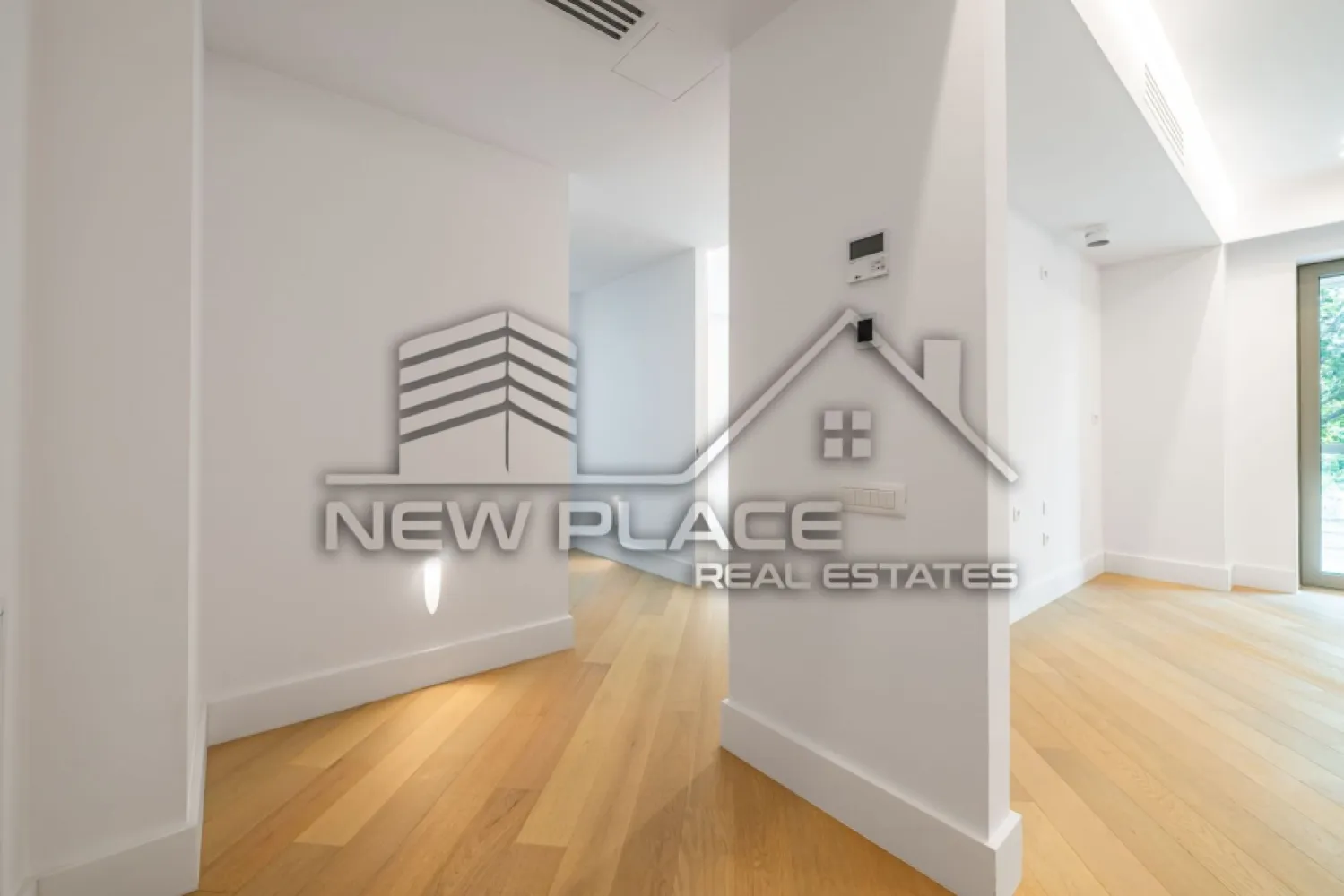 IANCU NICOLAE | Apt exclusivist [+21% TVA] Terasa 14.8 | Ultra Lux - New Place Real Estate Company va propune spre vanzare un apartament exclusivist situat intr un complex rezidential premium, localizat in zona de Nord a capitalei - Iancu Nicolae.

Apartamentul este situat la Etajul 3, are o suprafata construita de 95.60 mp si o suprafata utila totala de 79.00 mp, fiind compus din: living cu bucatarie si dining de 28.00 mp, dormitor matrimonial de 14.60 mp cu baie proprie de 3.90 mp, dormitor secundar de 10.10 mp, baie de serviciu de 3.60 mp, hol de 4.00 mp si o terasa de 14.80 mp.

Ansamblul rezidential din care face parte apartamentul propune un concept de locuire exclusivist caracterizat prin finisaje si dotari high-end adaptate trendurilor pietei imobiliare din marile capitale ale lumii.

Conceptul de modern living inseamna sa te bucuri cat mai mult de timpul tau liber. Iar acest lucru incepe acasa. Pentru aceasta viziune ansamblul ia in calcul fiecare parametru al unui stil de viata exclusivist, de la finisajele si dotarile high-end pana la locatie si arhitectura.

Finisaje și dotari
- Fatada ventilata cu placi ceramice Florim
- Tamplarie din aluminiu Schuco cu geam tripan
- Climatizare LG cu control individual a temperaturii
- Usi de acces cu sistem de siguranta
- Control acces cu sistem videointerfon
- Usi interioare tip Filomuro
- Parchet din lemn cu incalzire in pardoseala
- Placari ceramice Florim
- Obiecte sanitare Daniel Rubinetterie
- Incalzire centralizata cu contorizare individuala
- Parcare subterana pe 3 niveluri
- Gradini si spatii verzi

Pentru mai multe detalii sau oferte similare, nu ezitati sa ne contactati.

Aceasta oferta apartine New Place Real Estate Company.