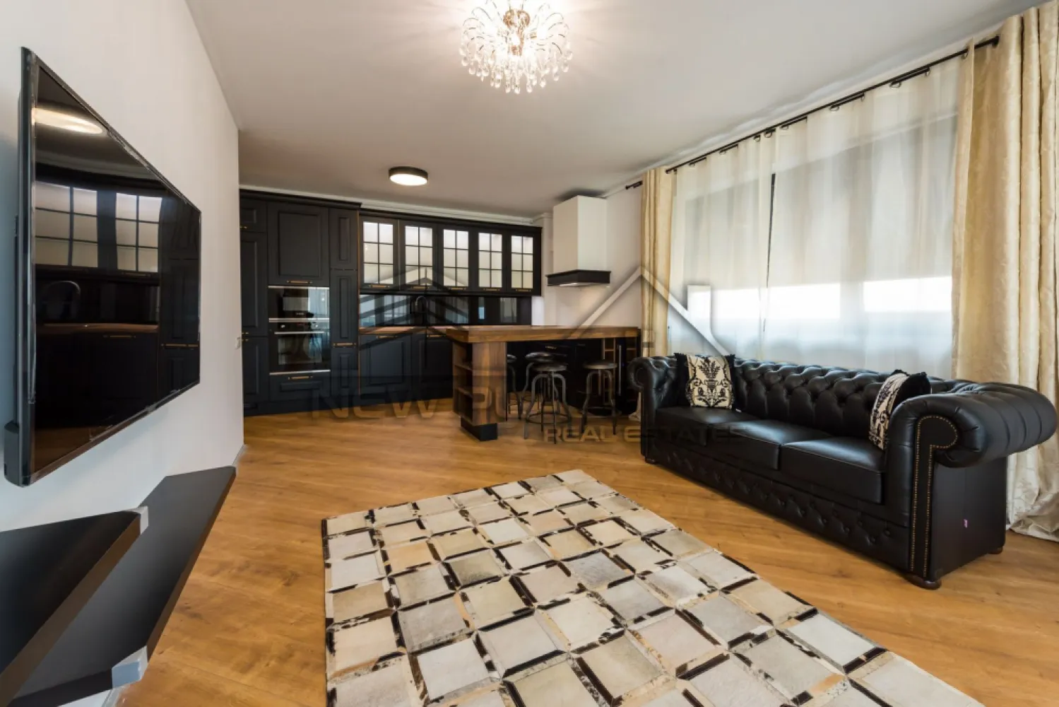 4City North | Vedere spre curtea interioara | Apartament deosebit | Lux - New Place Real Estate Company va propune spre vanzare un apartament exclusivist intr-un ansamblu rezidential nou - 4City North, cu o arhitectura moderna si eleganta, cu spatii verzi si gradina privata situate intr o curte interioara splendida, extrem de generoasa si sigura.

Apartamentul este situat la etajul 7, are o suprafata construita de 107.95 mp si o suprafata utila totala de 89.29 mp, fiind compus din: living spatios - cald din punct de vedere al cromaticii, bucatarie - complet utilata si mobilata cu electrocasnice de ultima generatie, zona de dining, 2 dormitoare (dintre care unul este matrimonial, iar dormitorul secundar este transformat in dressing sau birou), 2 bai moderne si un balcon.

Separat se mai pot achizitiona si 2 locuri de parcare subterane la pretul de 10,000 Eur fiecare,

Alte detalii: finisaje de calitate, centrala termica proprie, aer conditionat in fiecare camera, consumul de energie electrica, gaze, apa/canalizare este contorizat individual per apartament, exista retea de cablu TV/ internet, interfon, monitorizare video si paza 24/7.

Ansamblul 4City dispune de o localizare excelenta, fiind situat in Nordul Bucurestiului - Pipera, la cativa pasi de Lacul Saulei, in inima cartierului de business, intr-o zona linistita si sigura, cu acces direct la mall, benzinarii, gym, restaurante, scoli si gradinite.

Pentru mai multe detalii sau oferte similare, nu ezitati sa ne contactati.

Aceasta oferta apartine New Place Real Estate Company.