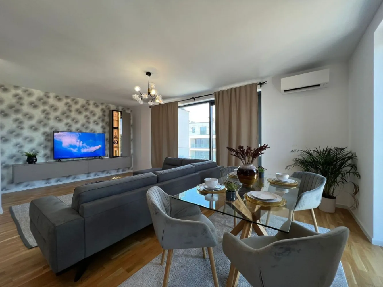Apt unicat | Vedere Padurea Baneasa [+21% TVA] Terase de 13mp si 11mp - New Place Real Estate Company va propune spre vanzare un apartament unicat situat intr-un complex rezidential din zona Baneasa.

Acest apartament are vedere deschisa spre Padurea Baneasa si este situat intr-o zona calma care iti ofera linistea dorita dupa o zi agitata.

Apartamentul este complet mobilat si utilat nou, mobilat lux, suprafata utila totala de 125 mp, cu 2 terase de 13 mp respectiv 11 mp si este situat la Etajul 5/6. Separat se poate achizitiona si un loc de parcare situat la subteranu imobilului la pretul de 20,000 Eur+TVA.

Apartamentul are urmatoarea dispunere: living spatios, bucatarie cu mobilier modern si echipata complet (masina spalat rufe, masina spalat vase, combina frigorifica, plita, cuptor electric, hota), 3 dormitoare, doua bai, zona de dressing, hol si doua terase.

Usi interioare din lemn, parchet stratificat import calitate superioara, gresie si faianta import, baile utilate cu obiecte sanitare calitate superioara si oglinzi, aer conditionat, prize/intrerupatoare de import calitate superioara.

Atat apartamentul cat si spatiile comune ale intregului ansamblu beneficiaza de finisaje de calitate superioara de lux.

Pentru mai multe detalii sau oferte similare, nu ezitati sa ne contactati.

Aceasta oferta apartine New Place Real Estate Company.