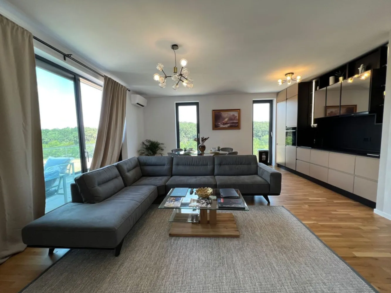 Apt unicat | Vedere Padurea Baneasa [+21% TVA] Terase de 13mp si 11mp - New Place Real Estate Company va propune spre vanzare un apartament unicat situat intr-un complex rezidential din zona Baneasa.

Acest apartament are vedere deschisa spre Padurea Baneasa si este situat intr-o zona calma care iti ofera linistea dorita dupa o zi agitata.

Apartamentul este complet mobilat si utilat nou, mobilat lux, suprafata utila totala de 125 mp, cu 2 terase de 13 mp respectiv 11 mp si este situat la Etajul 5/6. Separat se poate achizitiona si un loc de parcare situat la subteranu imobilului la pretul de 20,000 Eur+TVA.

Apartamentul are urmatoarea dispunere: living spatios, bucatarie cu mobilier modern si echipata complet (masina spalat rufe, masina spalat vase, combina frigorifica, plita, cuptor electric, hota), 3 dormitoare, doua bai, zona de dressing, hol si doua terase.

Usi interioare din lemn, parchet stratificat import calitate superioara, gresie si faianta import, baile utilate cu obiecte sanitare calitate superioara si oglinzi, aer conditionat, prize/intrerupatoare de import calitate superioara.

Atat apartamentul cat si spatiile comune ale intregului ansamblu beneficiaza de finisaje de calitate superioara de lux.

Pentru mai multe detalii sau oferte similare, nu ezitati sa ne contactati.

Aceasta oferta apartine New Place Real Estate Company.