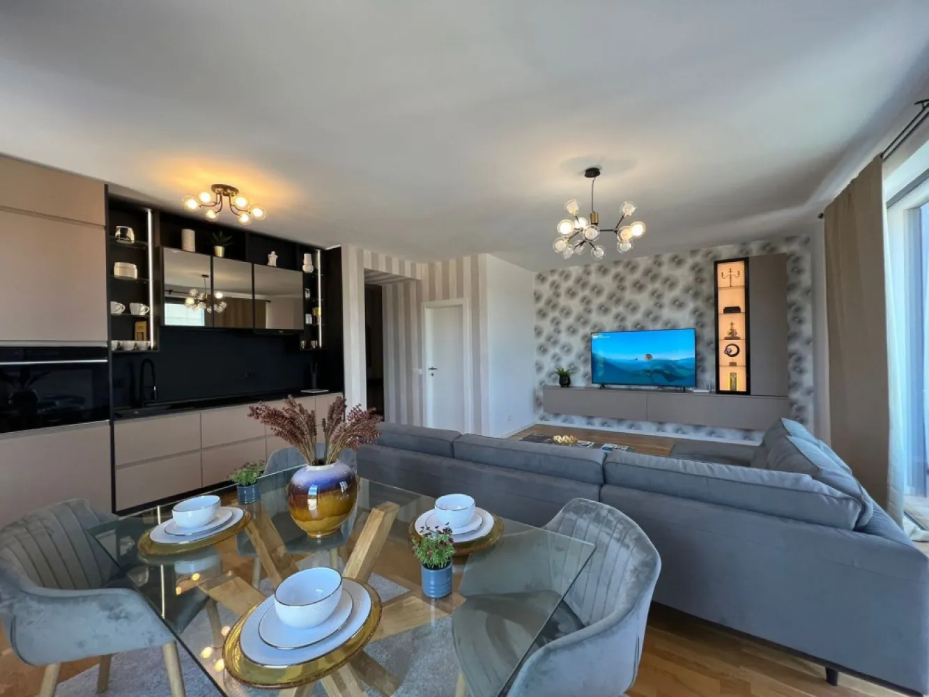 Apt unicat | Vedere Padurea Baneasa [+21% TVA] Terase de 13mp si 11mp - New Place Real Estate Company va propune spre vanzare un apartament unicat situat intr-un complex rezidential din zona Baneasa.

Acest apartament are vedere deschisa spre Padurea Baneasa si este situat intr-o zona calma care iti ofera linistea dorita dupa o zi agitata.

Apartamentul este complet mobilat si utilat nou, mobilat lux, suprafata utila totala de 125 mp, cu 2 terase de 13 mp respectiv 11 mp si este situat la Etajul 5/6. Separat se poate achizitiona si un loc de parcare situat la subteranu imobilului la pretul de 20,000 Eur+TVA.

Apartamentul are urmatoarea dispunere: living spatios, bucatarie cu mobilier modern si echipata complet (masina spalat rufe, masina spalat vase, combina frigorifica, plita, cuptor electric, hota), 3 dormitoare, doua bai, zona de dressing, hol si doua terase.

Usi interioare din lemn, parchet stratificat import calitate superioara, gresie si faianta import, baile utilate cu obiecte sanitare calitate superioara si oglinzi, aer conditionat, prize/intrerupatoare de import calitate superioara.

Atat apartamentul cat si spatiile comune ale intregului ansamblu beneficiaza de finisaje de calitate superioara de lux.

Pentru mai multe detalii sau oferte similare, nu ezitati sa ne contactati.

Aceasta oferta apartine New Place Real Estate Company.