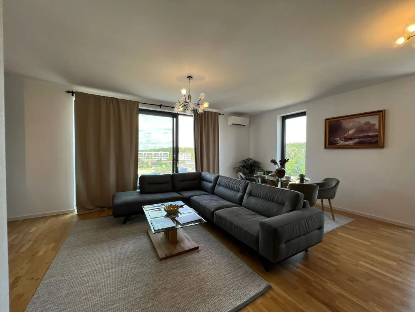 Apt unicat | Vedere Padurea Baneasa [+21% TVA] Terase de 13mp si 11mp - New Place Real Estate Company va propune spre vanzare un apartament unicat situat intr-un complex rezidential din zona Baneasa.

Acest apartament are vedere deschisa spre Padurea Baneasa si este situat intr-o zona calma care iti ofera linistea dorita dupa o zi agitata.

Apartamentul este complet mobilat si utilat nou, mobilat lux, suprafata utila totala de 125 mp, cu 2 terase de 13 mp respectiv 11 mp si este situat la Etajul 5/6. Separat se poate achizitiona si un loc de parcare situat la subteranu imobilului la pretul de 20,000 Eur+TVA.

Apartamentul are urmatoarea dispunere: living spatios, bucatarie cu mobilier modern si echipata complet (masina spalat rufe, masina spalat vase, combina frigorifica, plita, cuptor electric, hota), 3 dormitoare, doua bai, zona de dressing, hol si doua terase.

Usi interioare din lemn, parchet stratificat import calitate superioara, gresie si faianta import, baile utilate cu obiecte sanitare calitate superioara si oglinzi, aer conditionat, prize/intrerupatoare de import calitate superioara.

Atat apartamentul cat si spatiile comune ale intregului ansamblu beneficiaza de finisaje de calitate superioara de lux.

Pentru mai multe detalii sau oferte similare, nu ezitati sa ne contactati.

Aceasta oferta apartine New Place Real Estate Company.