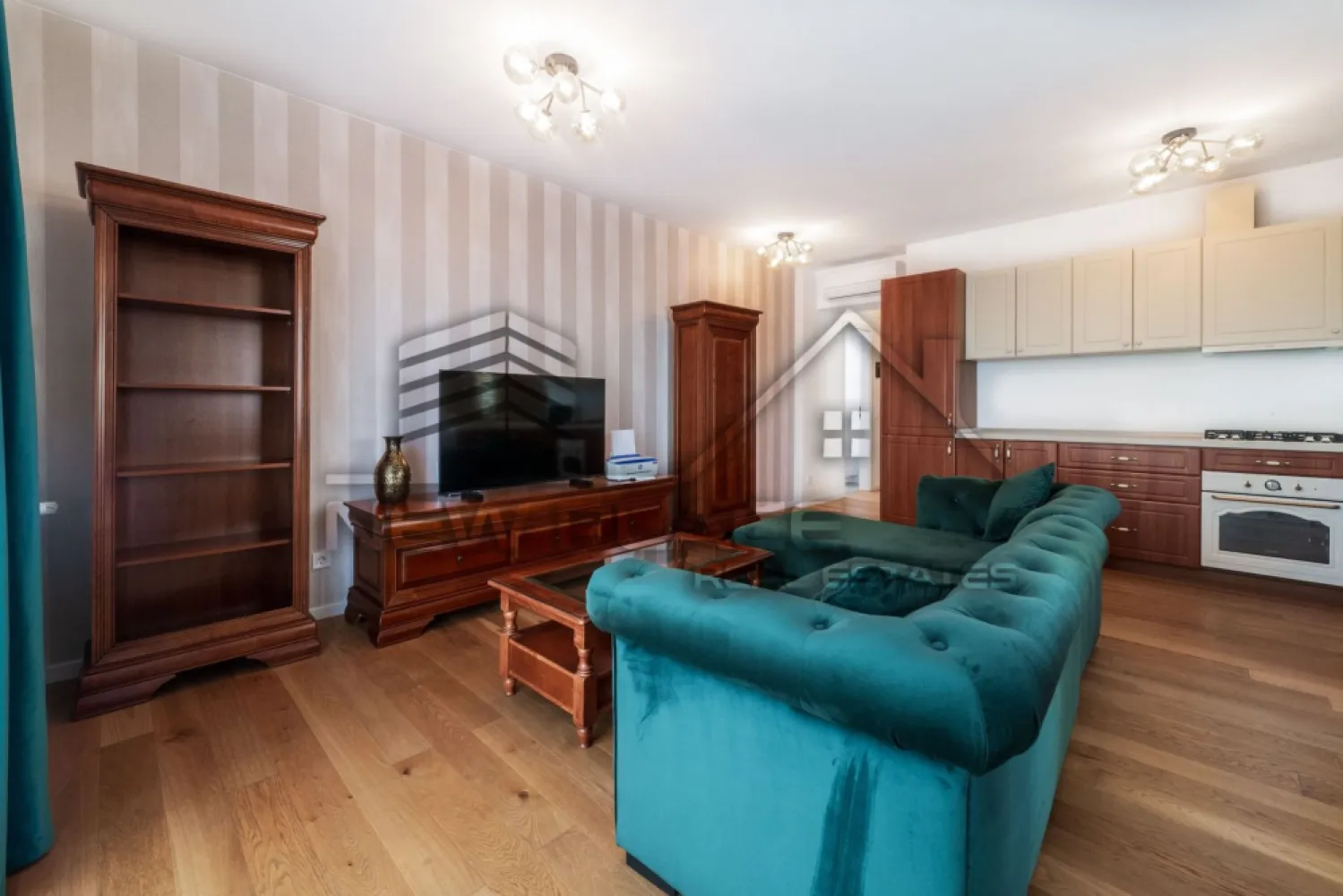 Aviatiei Park | Apartament deosebit | Vedere libera spre curtea interioara | Lux - New Place Real Estate Company va propune spre vanzare un apartament deosebit, situat intr-un imobil rezidential nou din zona Aviatiei-Herastrau.

Apartamentul are 2 camere si are o suprafata utila totala de 57.29 mp, din care suprafata utila de 52.39 mp si balcon de 4.90 mp.

Apartamentul dispune de un loc de parcare situat la subteran.

Apartamentul este complet mobilat si utilat cu mobilier la standarde de lux si este compartimentat astfel:
living cu bucatarie open space cu o suprafata de 31.16 mp, dormitor cu o suprafata de 14.11 mp, baie cu o suprafata de 3.51 mp, un hol cu o suprafata de 3.61 mp si un balcon de 4.90 mp.

Paza si supraveghere video 24/7.

Complexul Aviației Park se afla la numai opt minute de mers pe jos de Parcul Herastrau. Drumul spre parc se face pe o alee care uneste Complexul de Strada Grigore Gafencu, evitandu-se astfel traversarea Bulevardelor Alexandru Serbanescu si Nicolae Caranfil. Vecinatatea Parcului Herastrau reprezinta un avantaj pentru toti cei care doresc sa aiba acces rapid la natura si aer curat, precum si la toate facilitatile de recreere si miscare pentru adulti si copii pe care le ofera un spatiu verde generos precum Parcul Herastrau. Mai mult de jumatate din suprafata Complexului este rezervata spatiilor verzi. Din cei 15.000 de metri patrati de teren, doar 3.700 de metri patrati sunt ocupati de amprenta celor patru cladiri, restul de peste 11.000 de metri sunt dedicati vegetatiei, piatetei si aleilor pietonale cu aliniamente de copaci si plante perene, totul conceput pentru a crea o atmosfera armonioasa si prietenoasa, asa cum trebuie sa fie acasa. Complexul Aviatiei Park cuprinde doua corpuri de locuinte avand 176, respectiv 195 de apartamente, fiind un ansamblu rezidential cu circuit inchis, ale carui corpuri de locuinte sunt unite intre ele prin alei de circulatie, piatete si spatii verzi.

Atat apartamentul cat si spatiile comune ale intregului imobil beneficiaza de finisaje de calitate superioara de lux.

Pentru mai multe detalii sau oferte similare, nu ezitati sa ne contactati.

Aceasta oferta apartine New Place Real Estate Company.