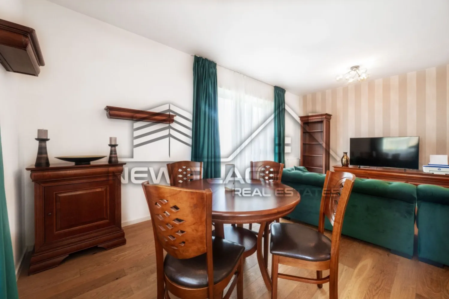 Aviatiei Park | Apartament deosebit | Vedere libera spre curtea interioara | Lux - New Place Real Estate Company va propune spre vanzare un apartament deosebit, situat intr-un imobil rezidential nou din zona Aviatiei-Herastrau.

Apartamentul are 2 camere si are o suprafata utila totala de 57.29 mp, din care suprafata utila de 52.39 mp si balcon de 4.90 mp.

Apartamentul dispune de un loc de parcare situat la subteran.

Apartamentul este complet mobilat si utilat cu mobilier la standarde de lux si este compartimentat astfel:
living cu bucatarie open space cu o suprafata de 31.16 mp, dormitor cu o suprafata de 14.11 mp, baie cu o suprafata de 3.51 mp, un hol cu o suprafata de 3.61 mp si un balcon de 4.90 mp.

Paza si supraveghere video 24/7.

Complexul Aviației Park se afla la numai opt minute de mers pe jos de Parcul Herastrau. Drumul spre parc se face pe o alee care uneste Complexul de Strada Grigore Gafencu, evitandu-se astfel traversarea Bulevardelor Alexandru Serbanescu si Nicolae Caranfil. Vecinatatea Parcului Herastrau reprezinta un avantaj pentru toti cei care doresc sa aiba acces rapid la natura si aer curat, precum si la toate facilitatile de recreere si miscare pentru adulti si copii pe care le ofera un spatiu verde generos precum Parcul Herastrau. Mai mult de jumatate din suprafata Complexului este rezervata spatiilor verzi. Din cei 15.000 de metri patrati de teren, doar 3.700 de metri patrati sunt ocupati de amprenta celor patru cladiri, restul de peste 11.000 de metri sunt dedicati vegetatiei, piatetei si aleilor pietonale cu aliniamente de copaci si plante perene, totul conceput pentru a crea o atmosfera armonioasa si prietenoasa, asa cum trebuie sa fie acasa. Complexul Aviatiei Park cuprinde doua corpuri de locuinte avand 176, respectiv 195 de apartamente, fiind un ansamblu rezidential cu circuit inchis, ale carui corpuri de locuinte sunt unite intre ele prin alei de circulatie, piatete si spatii verzi.

Atat apartamentul cat si spatiile comune ale intregului imobil beneficiaza de finisaje de calitate superioara de lux.

Pentru mai multe detalii sau oferte similare, nu ezitati sa ne contactati.

Aceasta oferta apartine New Place Real Estate Company.